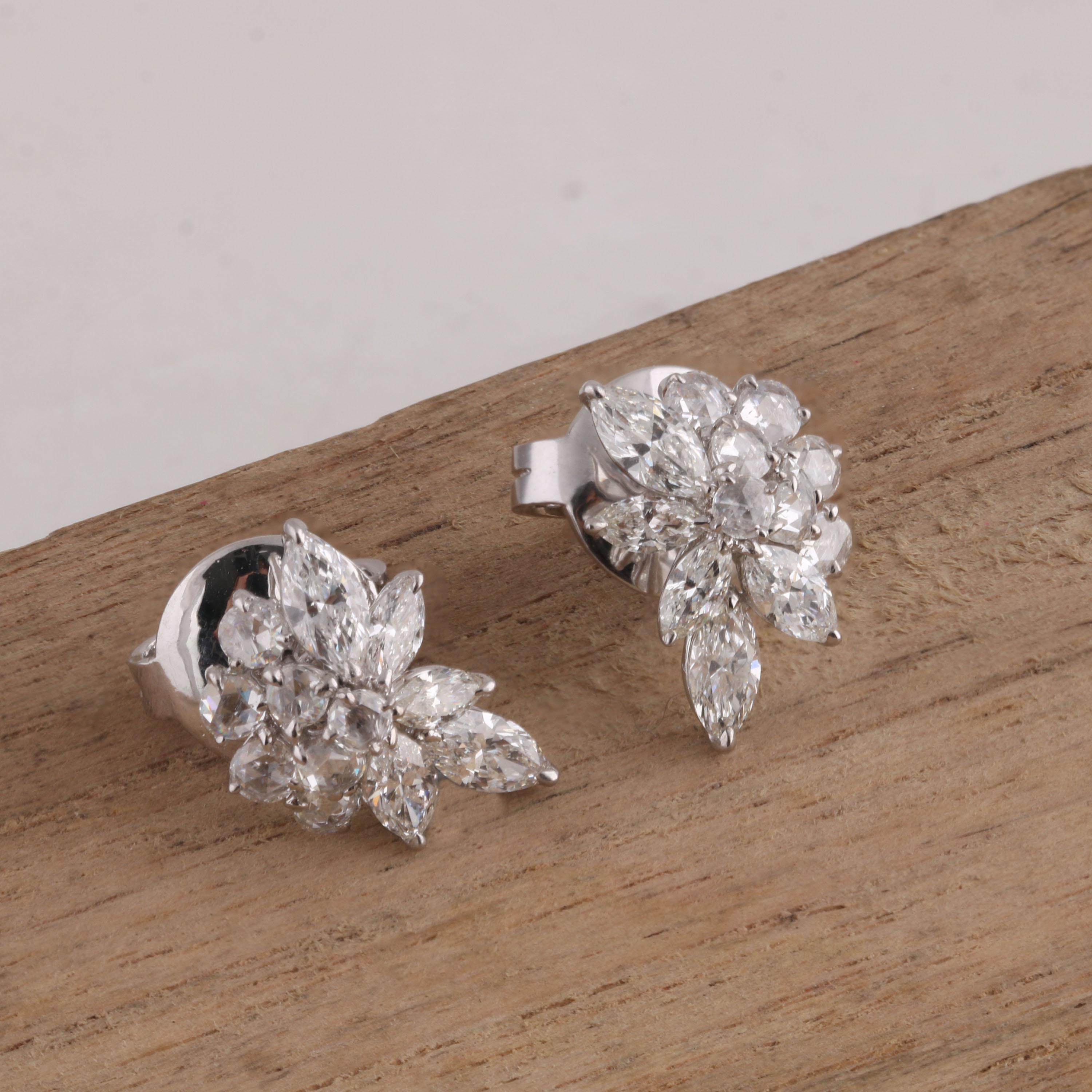 Studio Rêves Orecchini con diamanti a grappolo in oro bianco 18 carati In condizioni Nuovo in vendita a Mumbai, Maharashtra