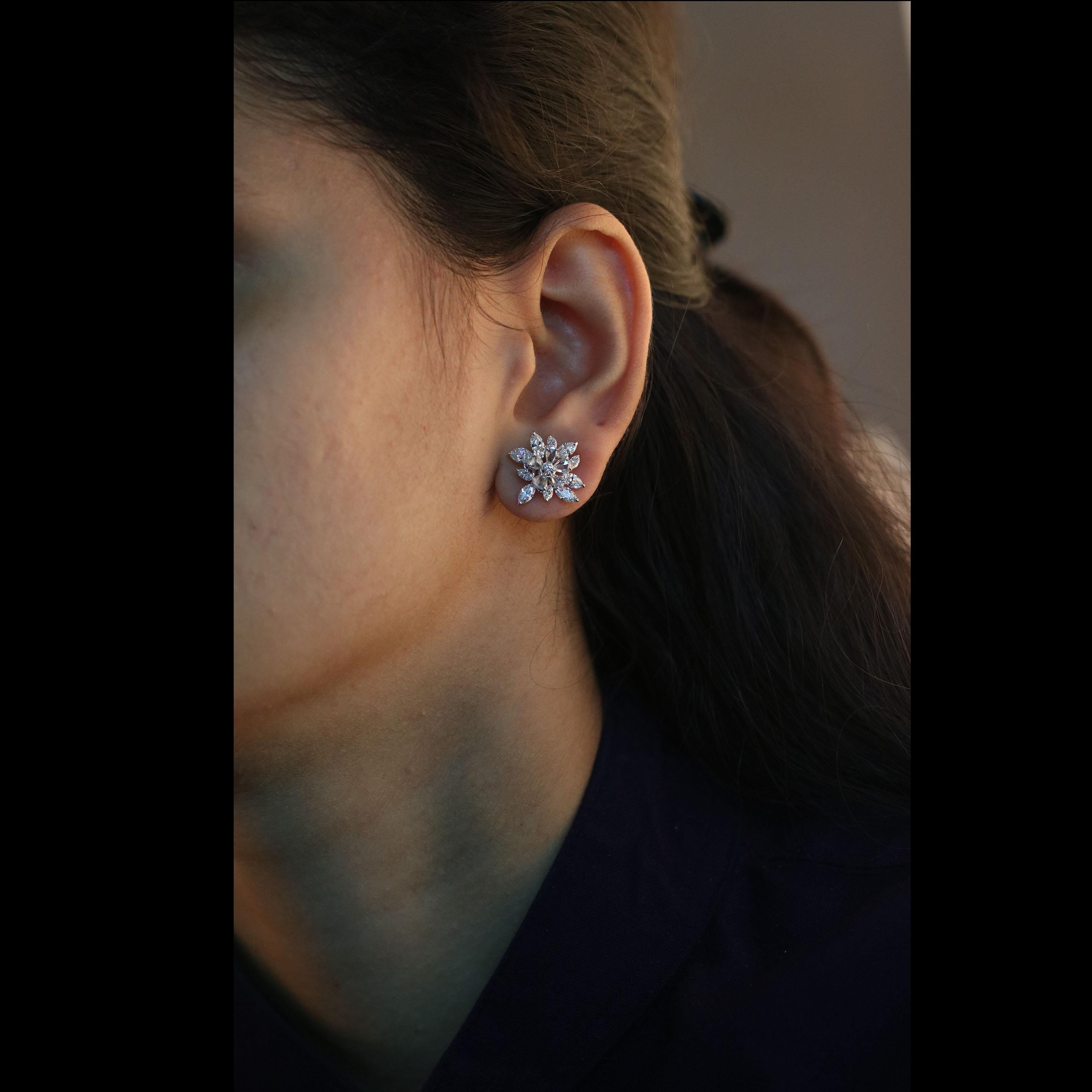 Contemporary Studio Rêves Diamond Cluster Stud Earrings in 18 Karat Gold For Sale