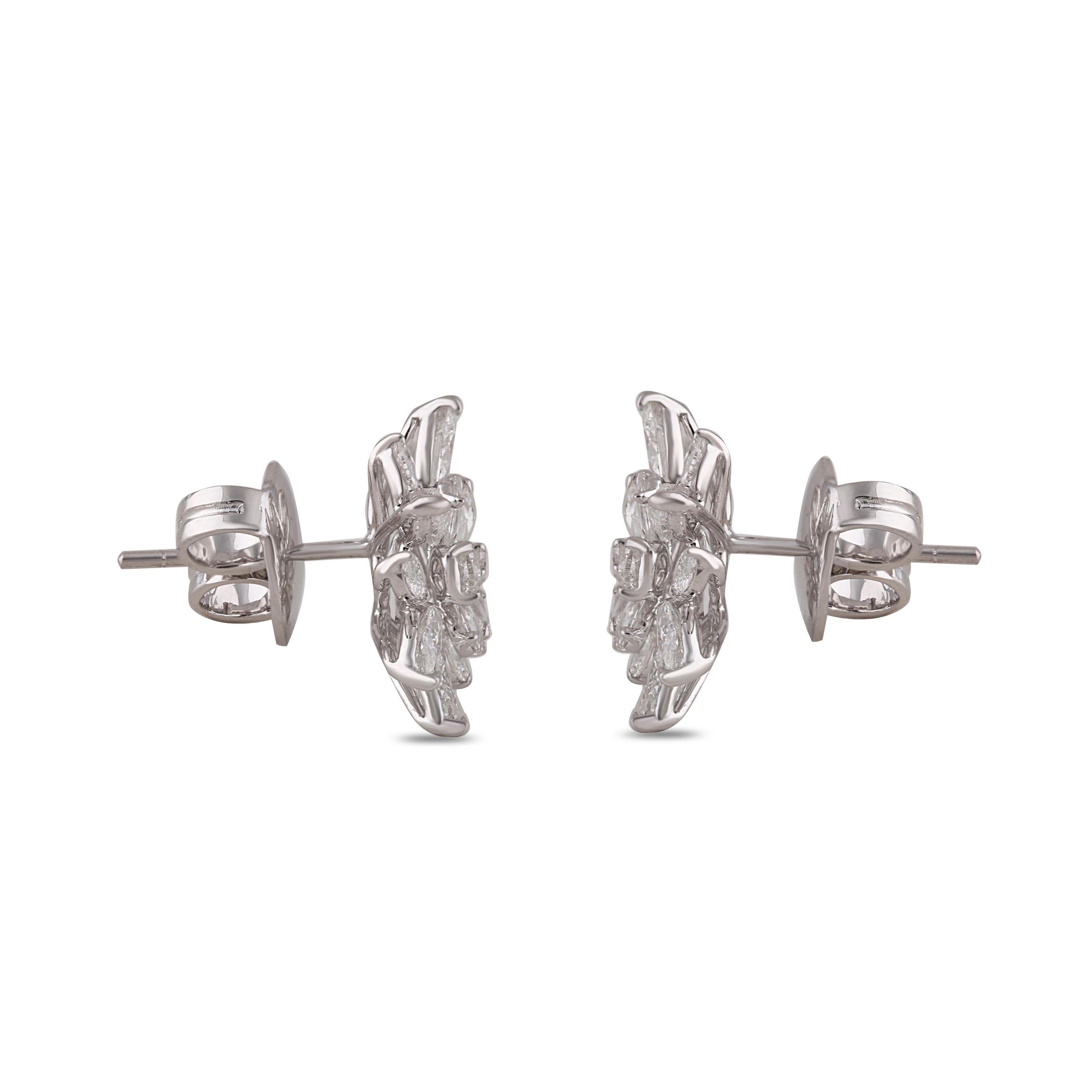 Studio Rêves Diamond Cluster Stud Earrings in 18 Karat Gold For Sale 1