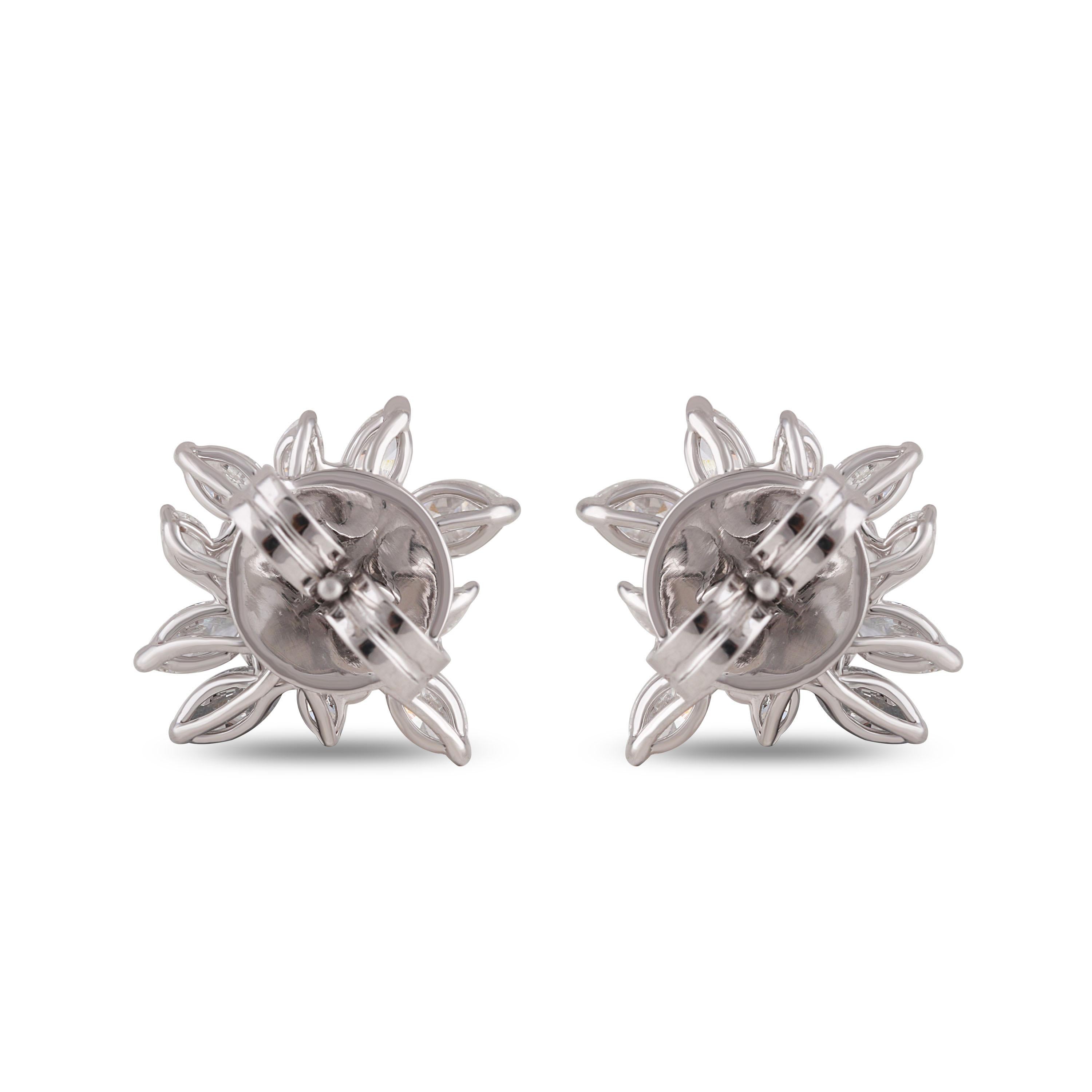Studio Rêves Diamond Cluster Stud Earrings in 18 Karat Gold For Sale 2