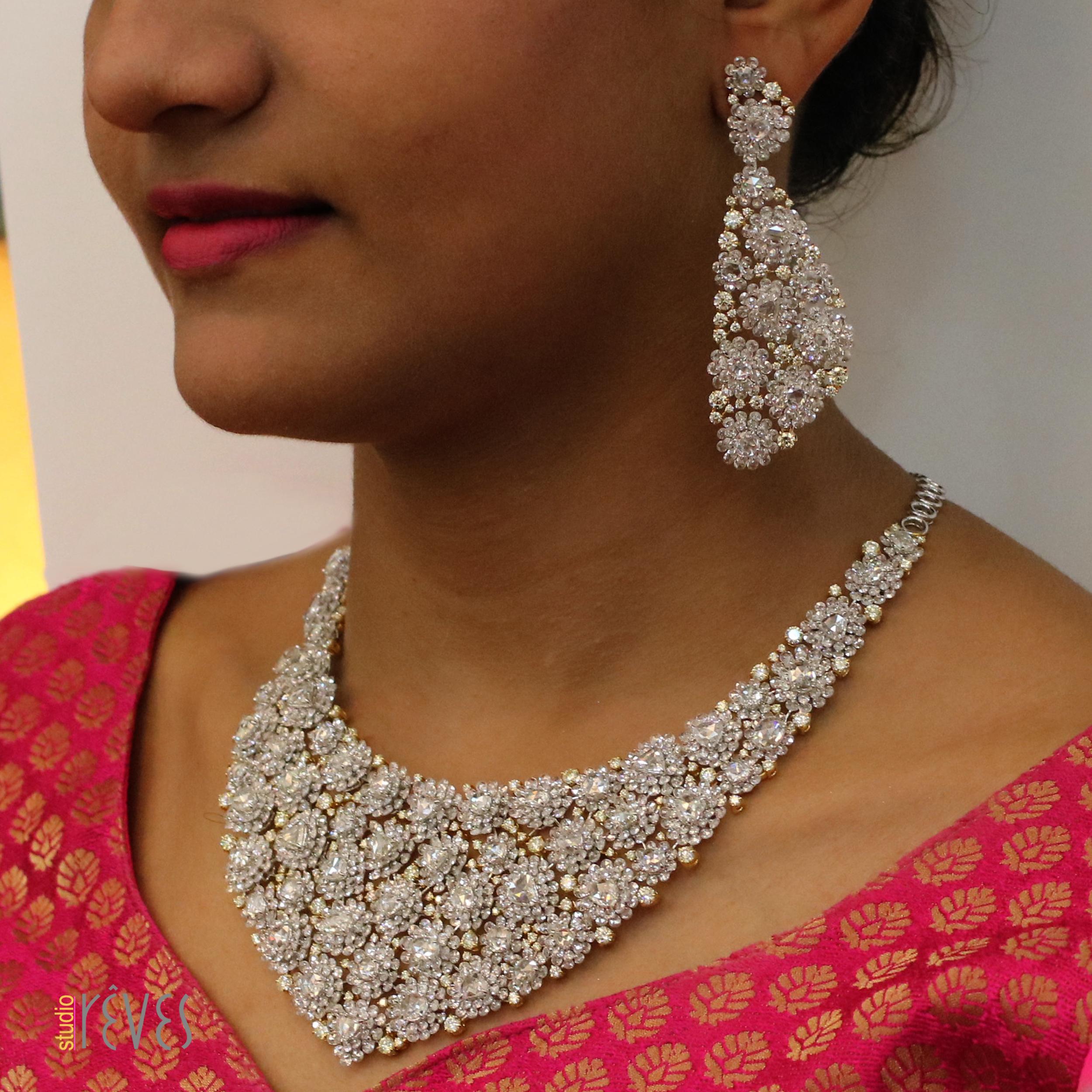 Poids brut : 120,68 grammes
Poids du diamant : 66.46 cts
Actuellement non classé. La certification IGI peut être effectuée sur demande.

Des boucles d'oreilles assorties sont disponibles.

Une vidéo du produit peut être partagée sur Can.

Ce collier