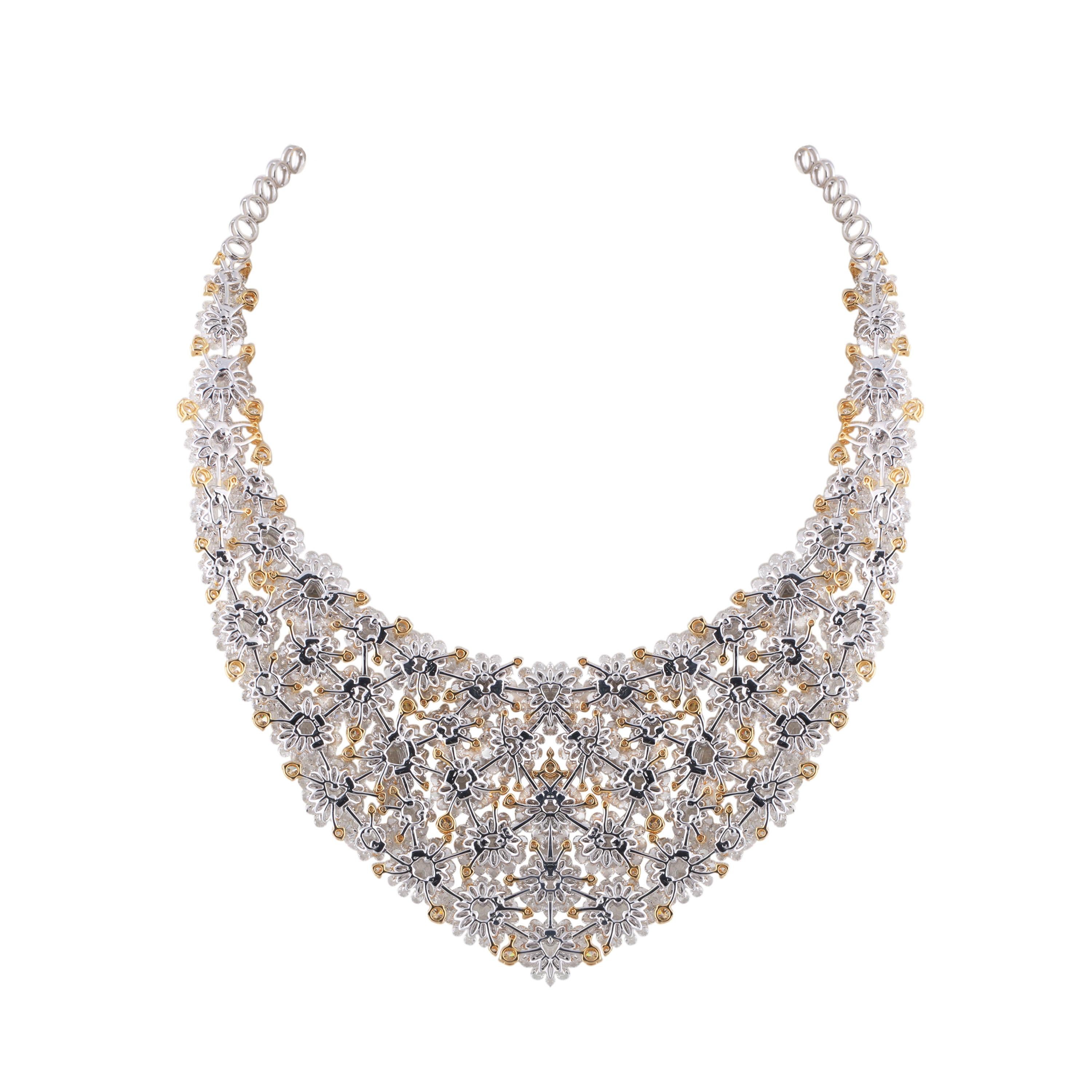 Taille rose Studio Rêves Collier tapis de diamants en or 18 carats et grappes de diamants en vente