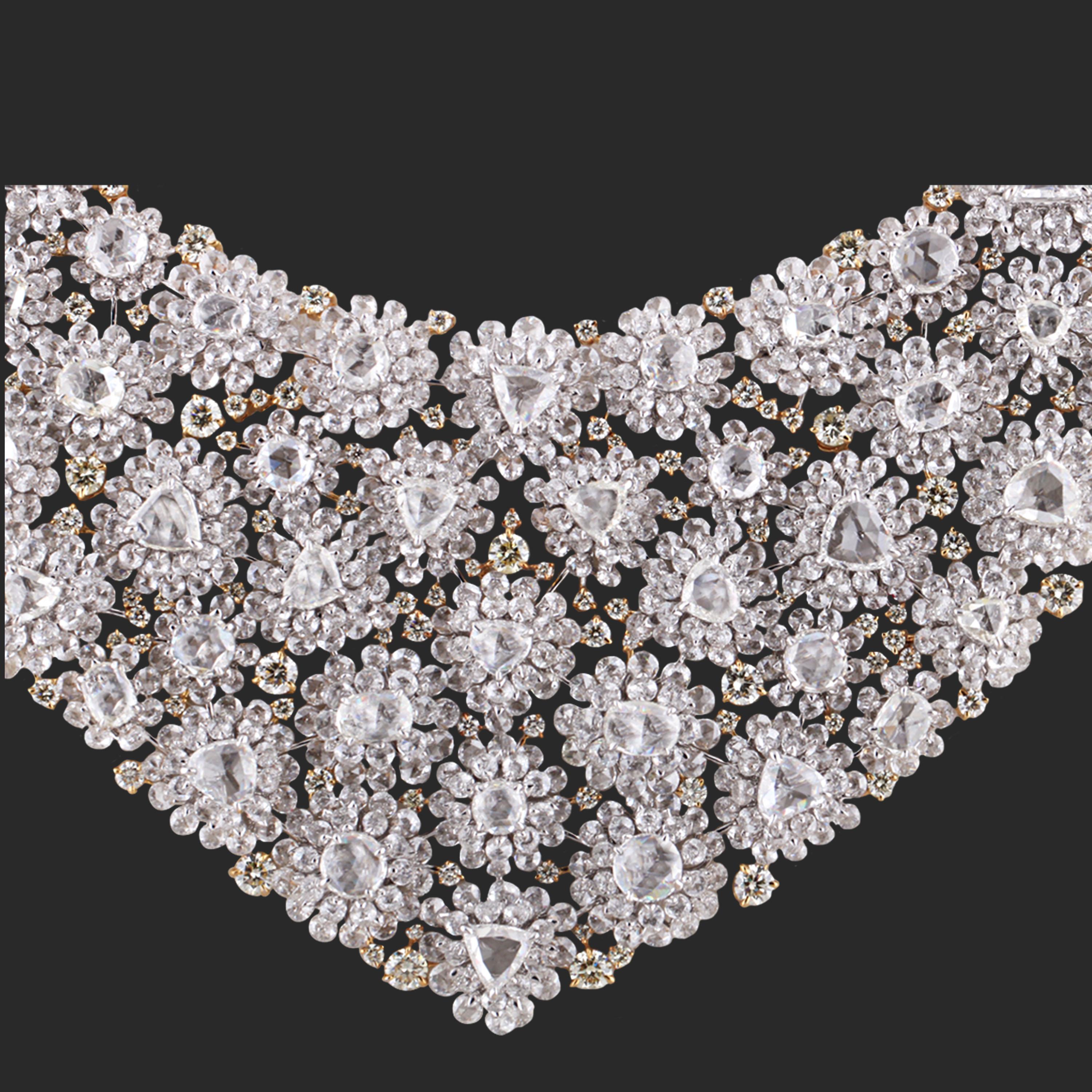 Studio Rêves Collier tapis de diamants en or 18 carats et grappes de diamants Neuf - En vente à Mumbai, Maharashtra
