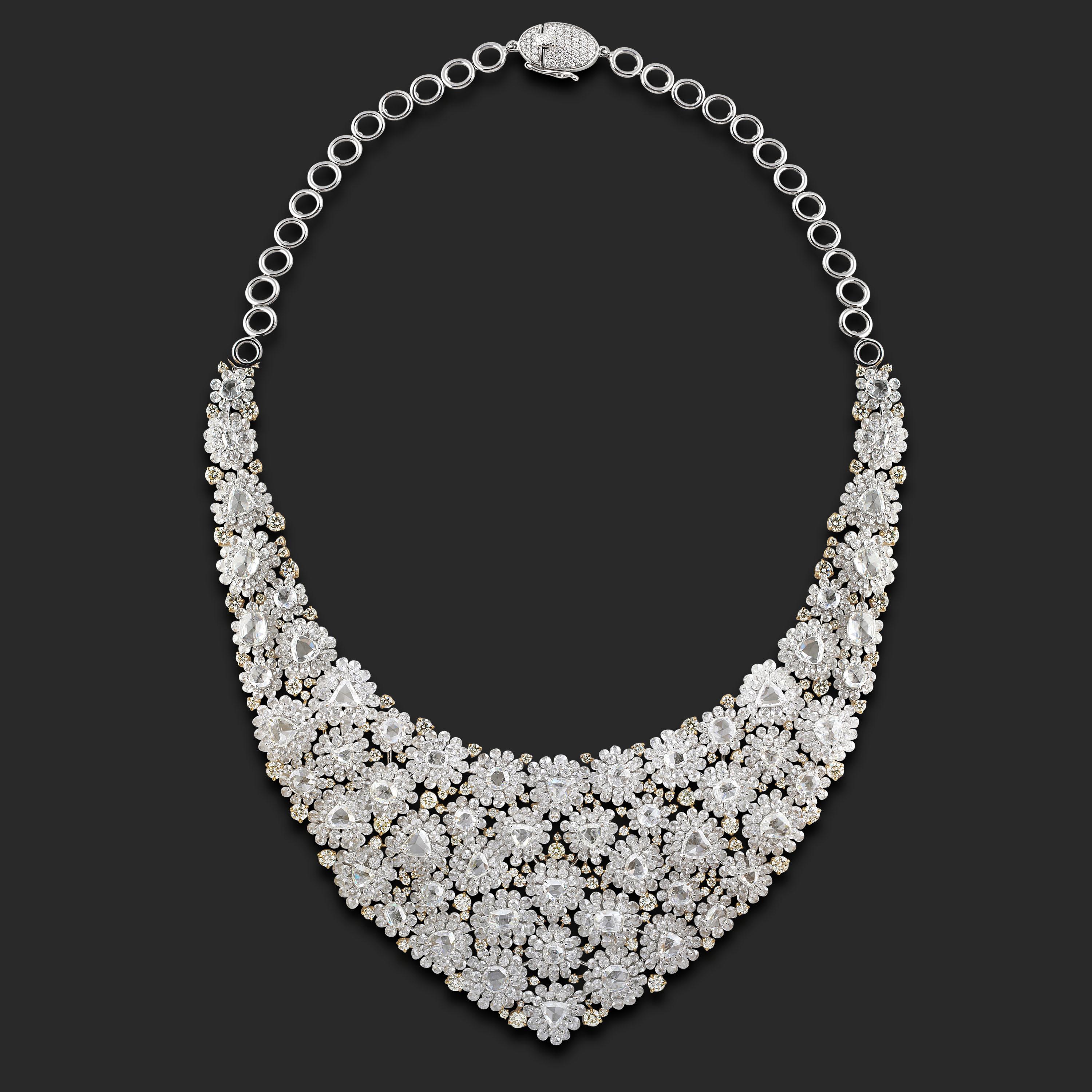 Studio Rêves Collier tapis de diamants en or 18 carats et grappes de diamants Pour femmes en vente
