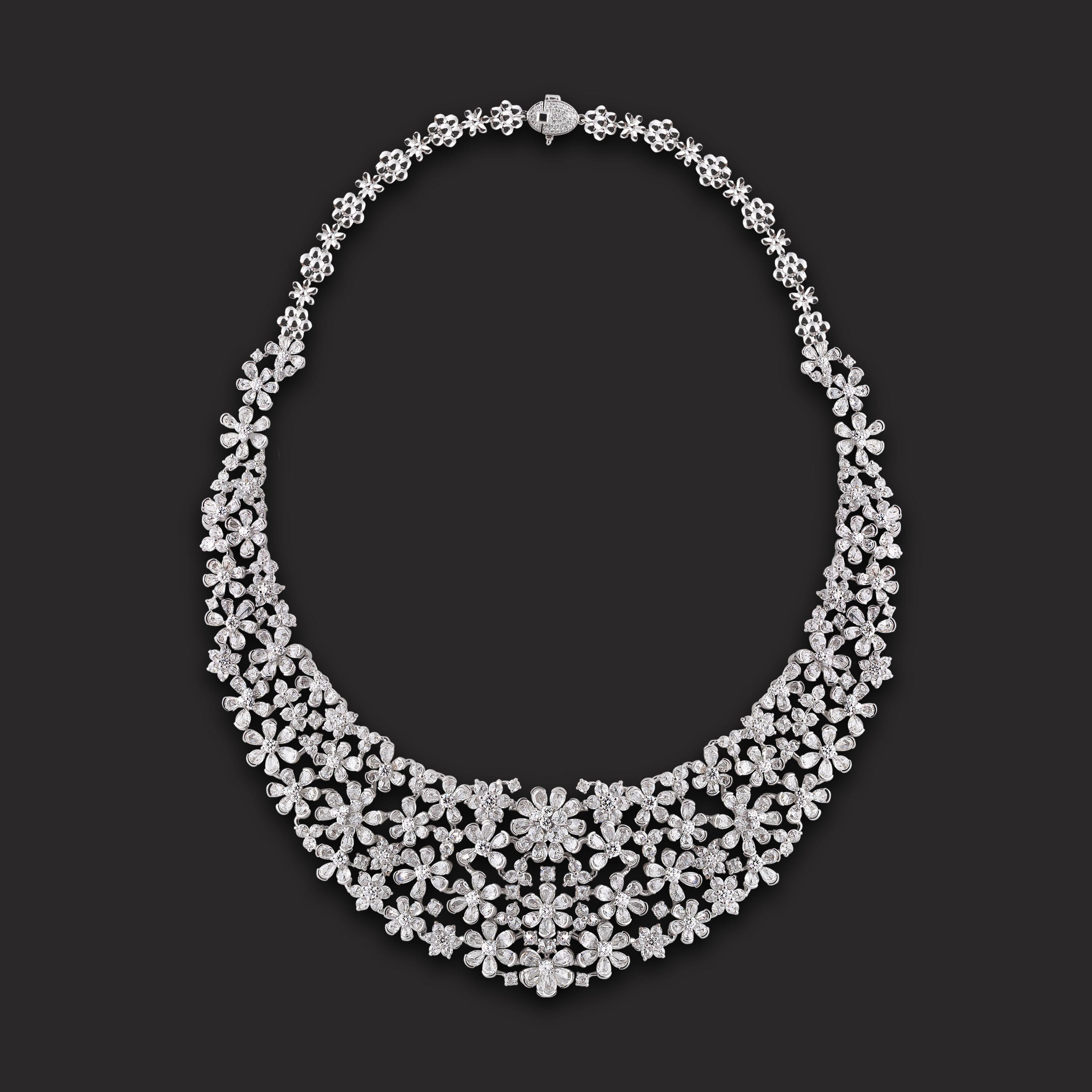 Studio Rêves Diamond Floral Necklace in 18 Karat Gold In New Condition For Sale In Mumbai, Maharashtra