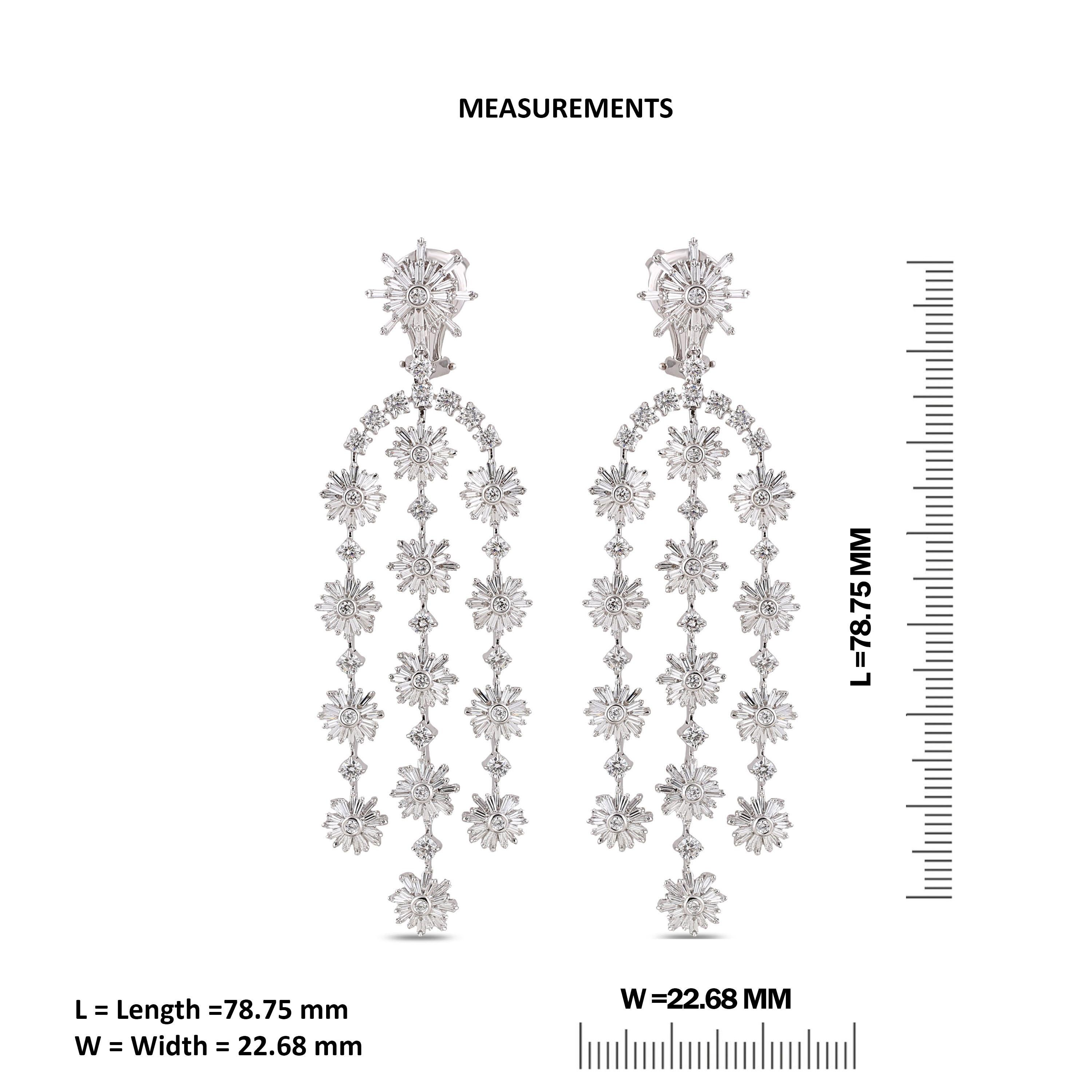 Modern Studio Rêves Diamond Snowflakes Dangling Earrings in 18 Karat Gold For Sale