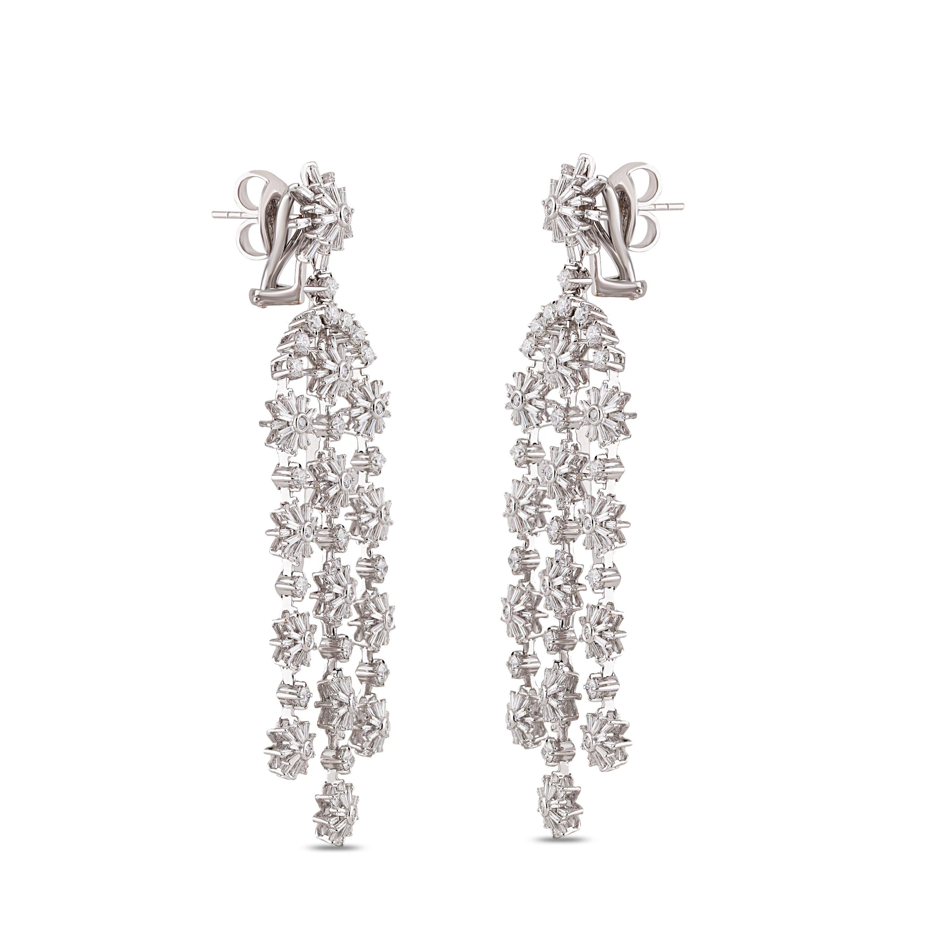 Studio Rêves Diamond Snowflakes Dangling Earrings in 18 Karat Gold In New Condition For Sale In Mumbai, Maharashtra