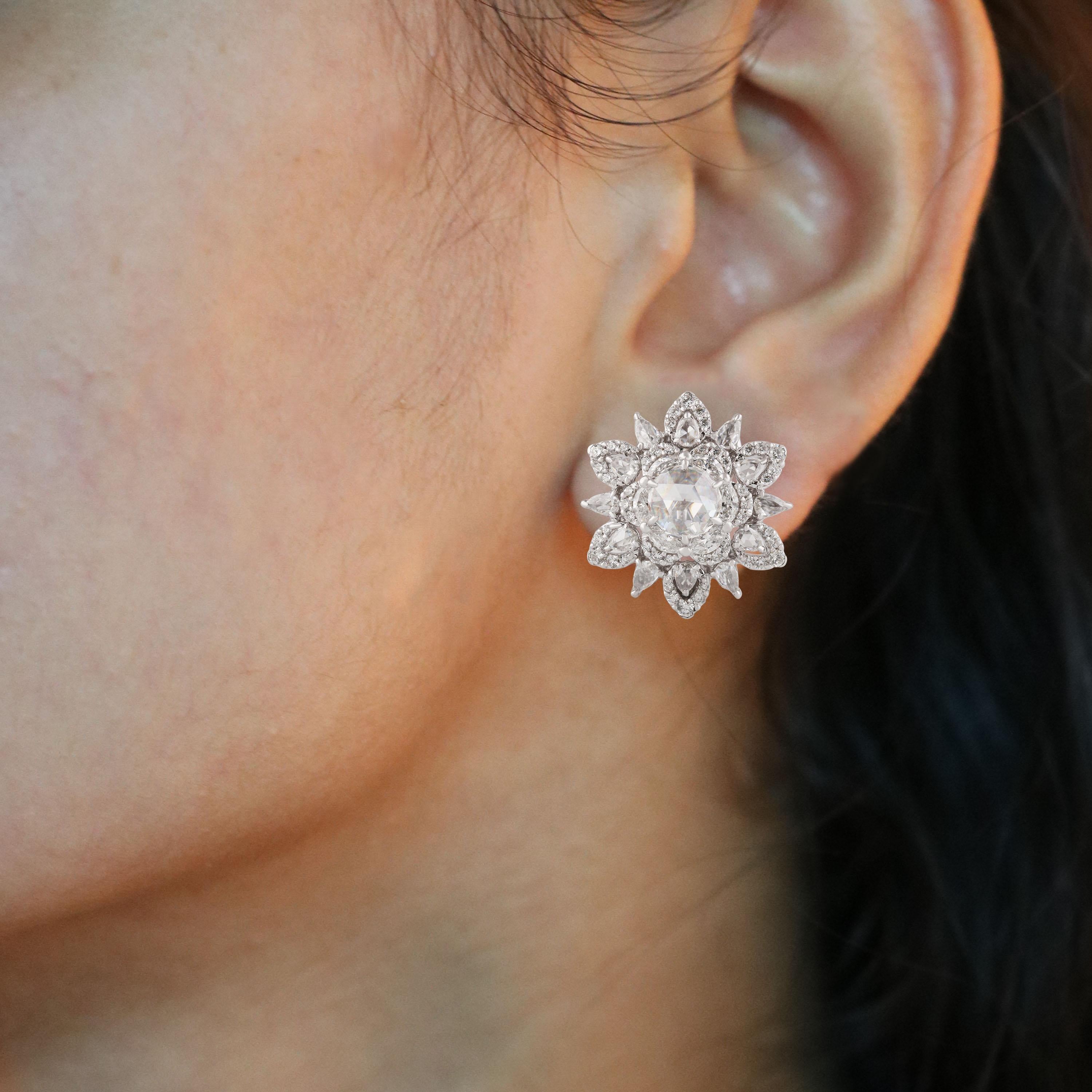 Modern Studio Rêves Diamond Star Stud Earrings in 18 Karat White Gold For Sale