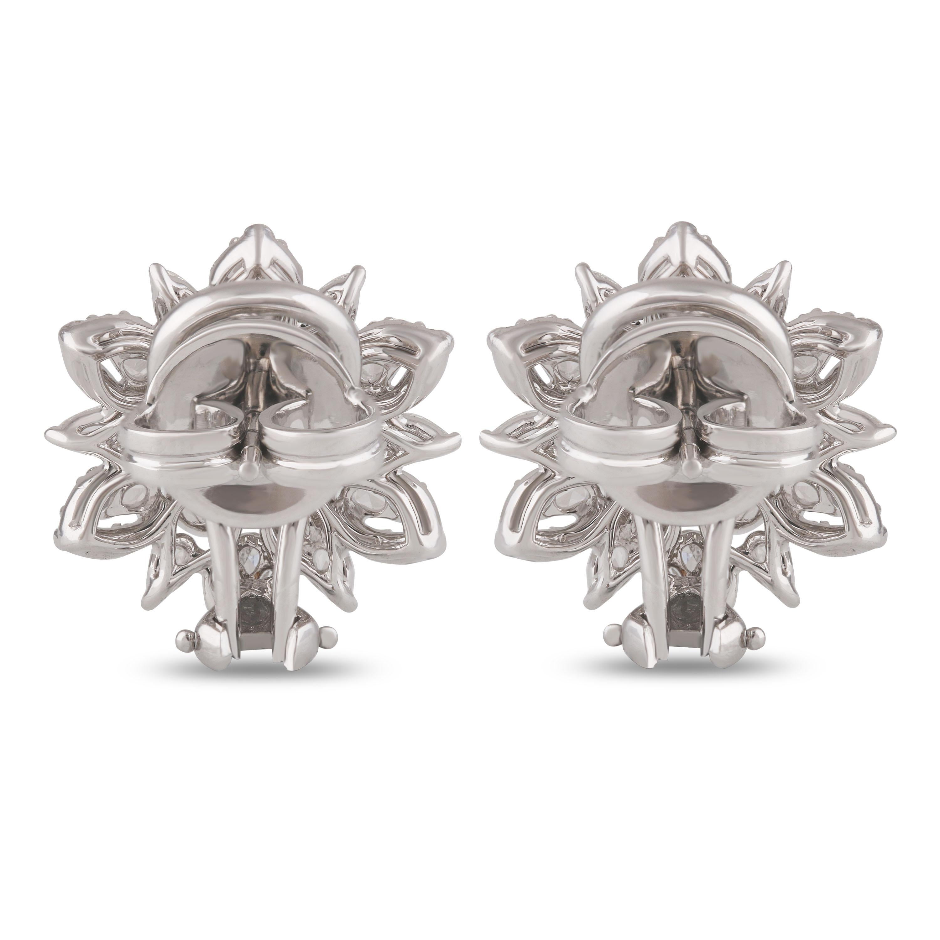 Studio Rêves Diamond Star Stud Earrings in 18 Karat White Gold For Sale 1
