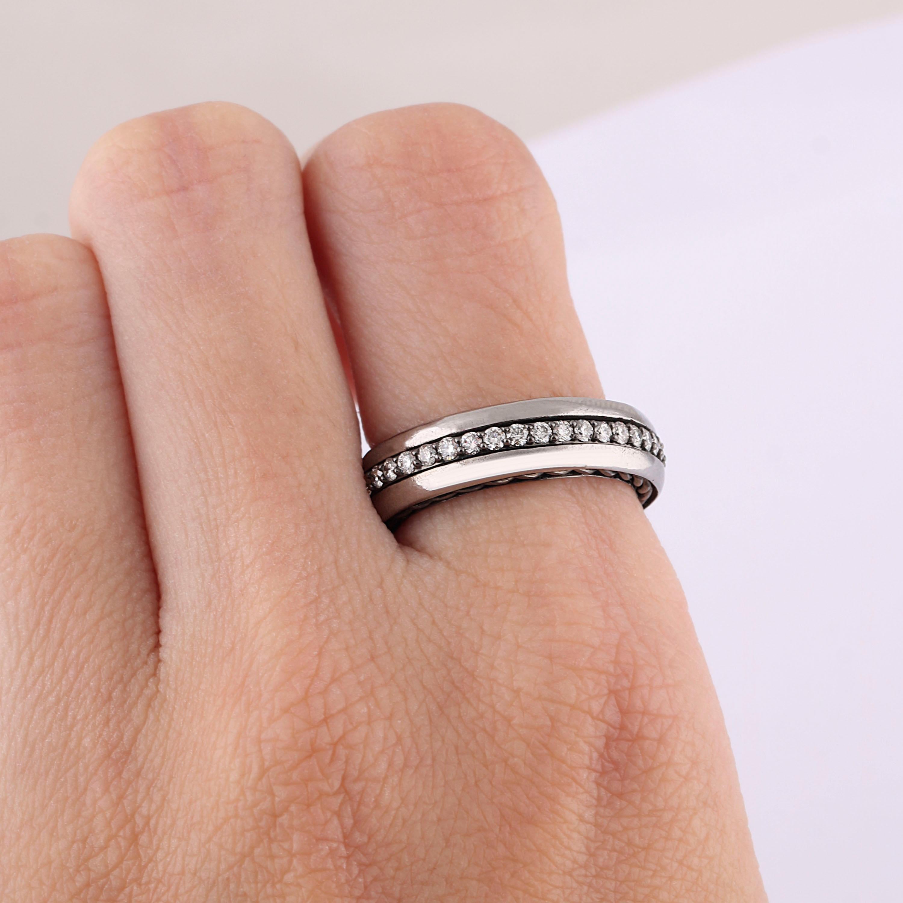 Poids brut : 4,97 grammes
Poids du diamant : 0,62 cts 
Taille de la bague : 7.5 US 
Non classé pour l'instant. La certification IGI peut être effectuée sur demande.

Une vidéo du produit peut être communiquée sur demande.

Absolument élégante !