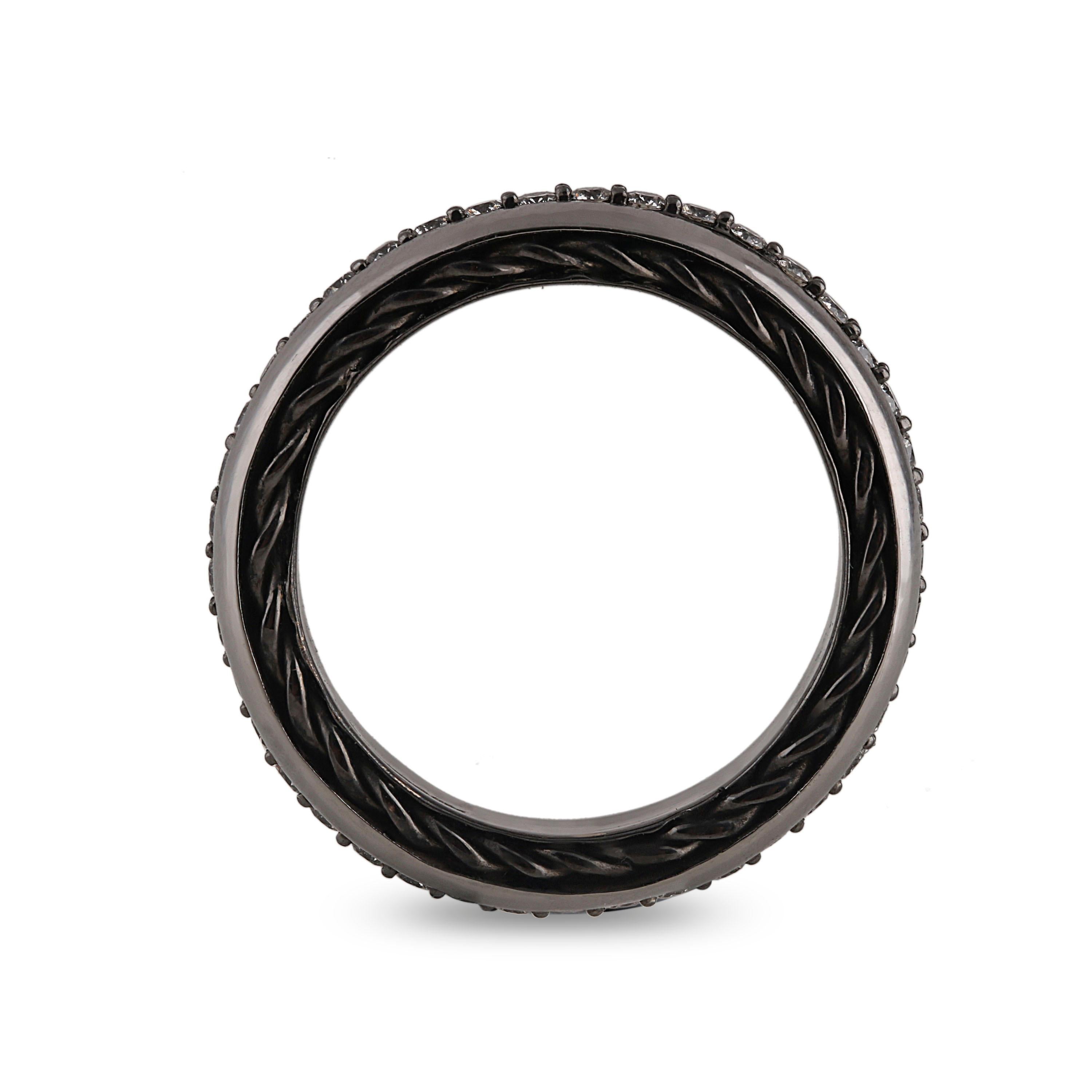 Studio Rêves Bague noire cloutée de diamants en or 18 carats et titane Neuf - En vente à Mumbai, Maharashtra