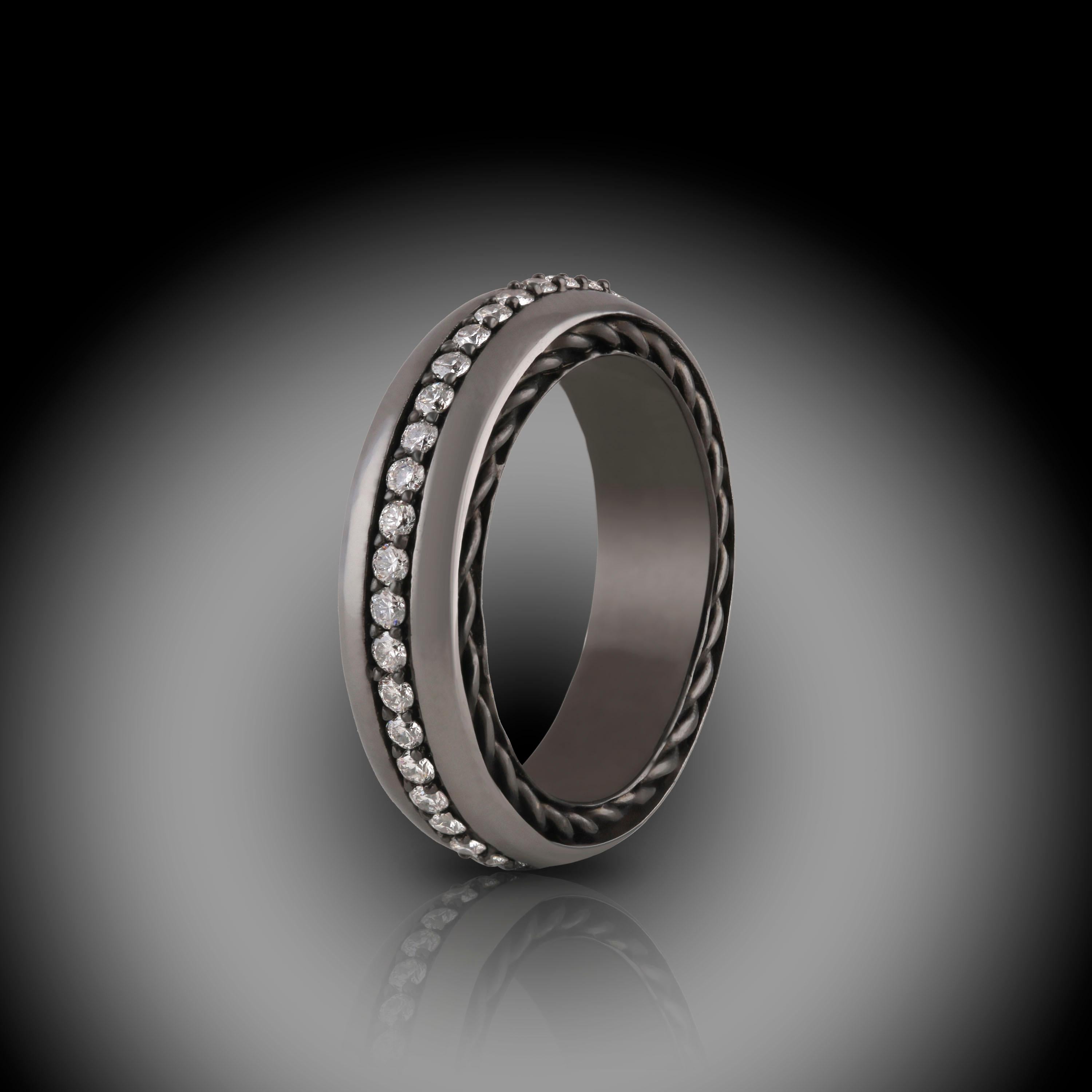 Studio Rêves Bague noire cloutée de diamants en or 18 carats et titane en vente 1