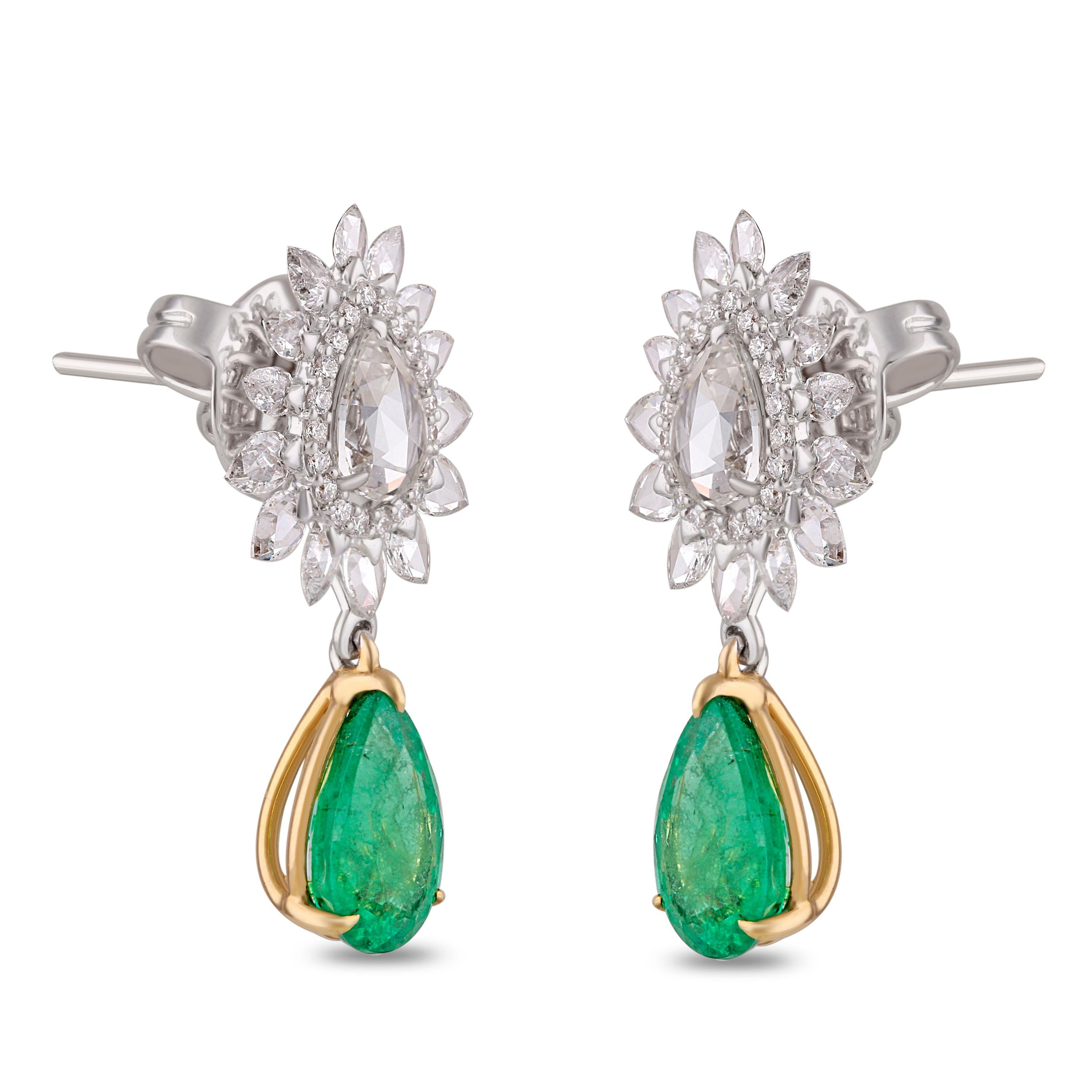 Studio Rêves Diamond Studded Emerald Earrings in 18 Karat Gold In New Condition For Sale In Mumbai, Maharashtra