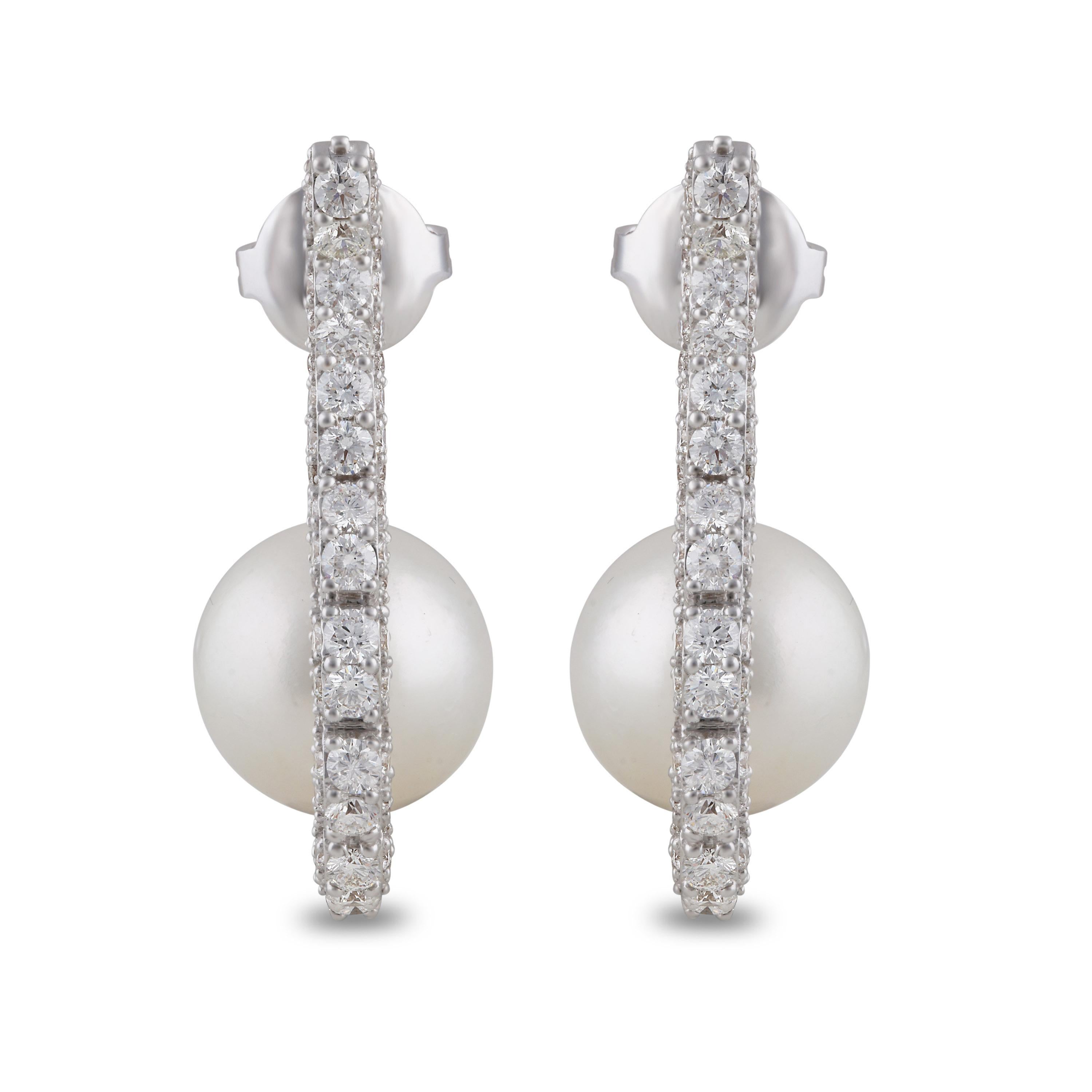 Studio Rêves Diamond with Pearl Stud Earrings in 18 Karat White Gold In New Condition For Sale In Mumbai, Maharashtra