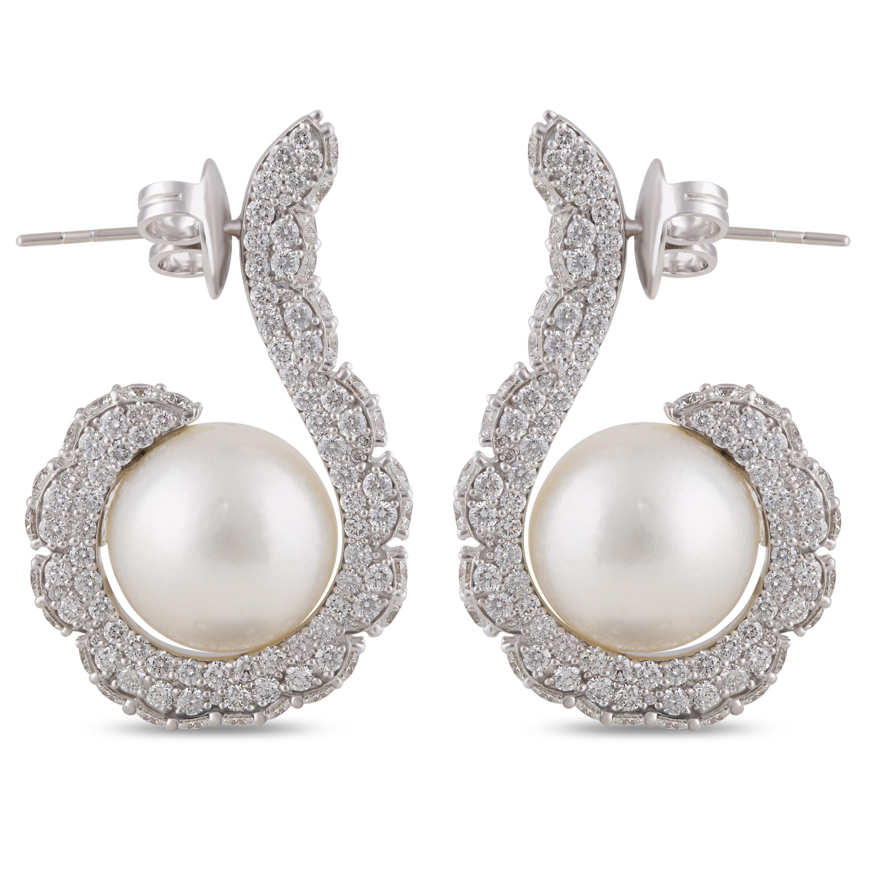 Women's Studio Rêves Diamond with Pearl Stud Earrings in 18 Karat White Gold For Sale