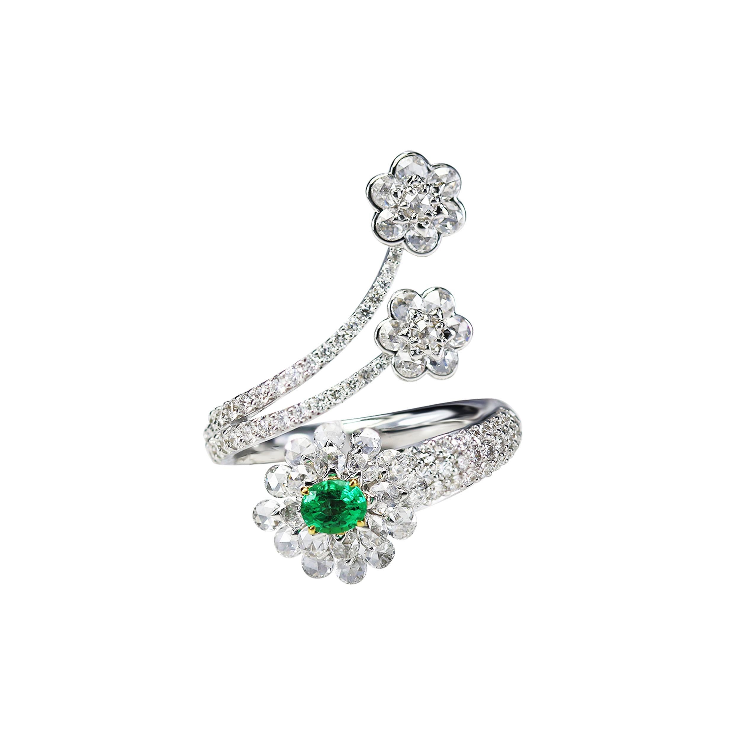 Studio Rêves Diamonds and Emerald Cocktail Cluster Ring in 18 Karat Gold In New Condition For Sale In Mumbai, Maharashtra