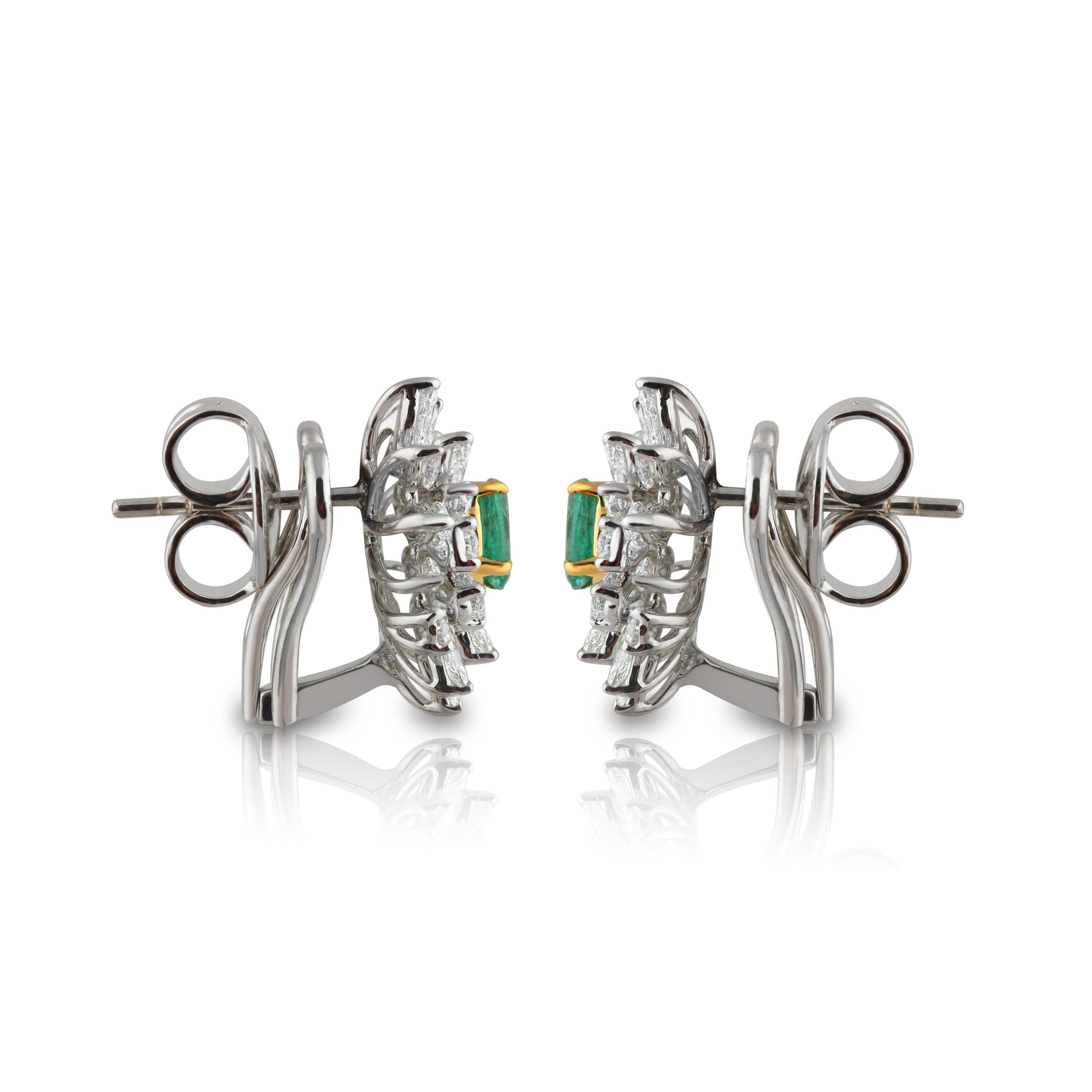 Contemporary Studio Rêves Diamonds and Emerald Stud Earrings in 18 Karat Gold For Sale
