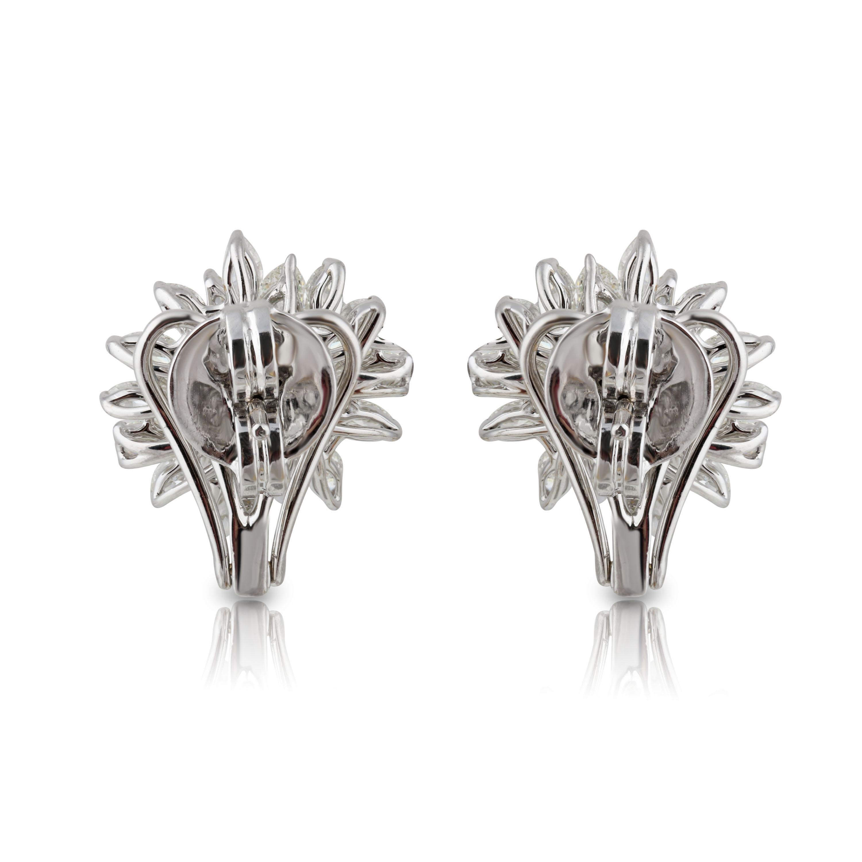 Studio Rêves Diamonds and Emerald Stud Earrings in 18 Karat Gold (Tropfenschliff) im Angebot
