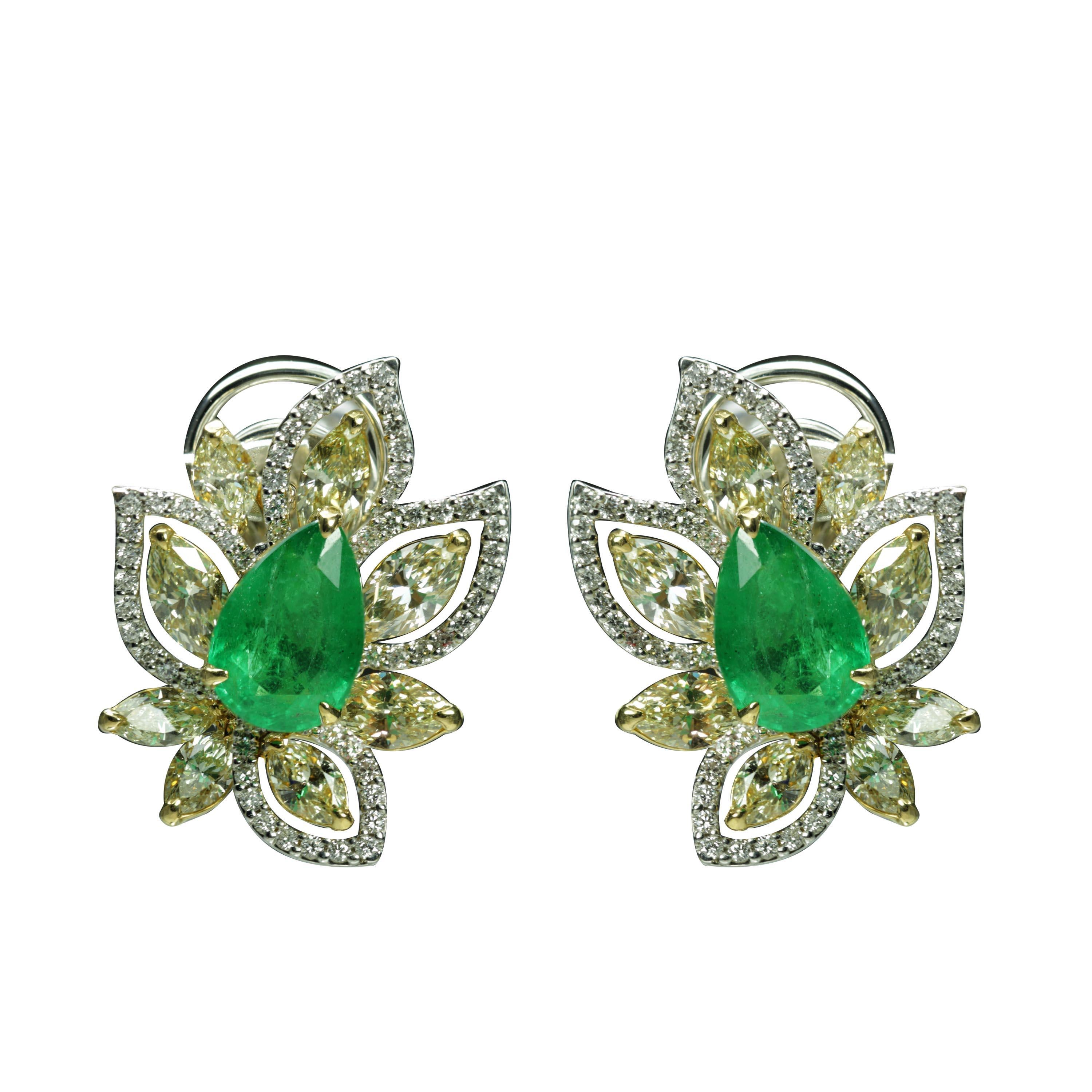 Studio Rêves Diamonds and Emeralds Floral Stud Earrings in 18 Karat Gold In New Condition For Sale In Mumbai, Maharashtra