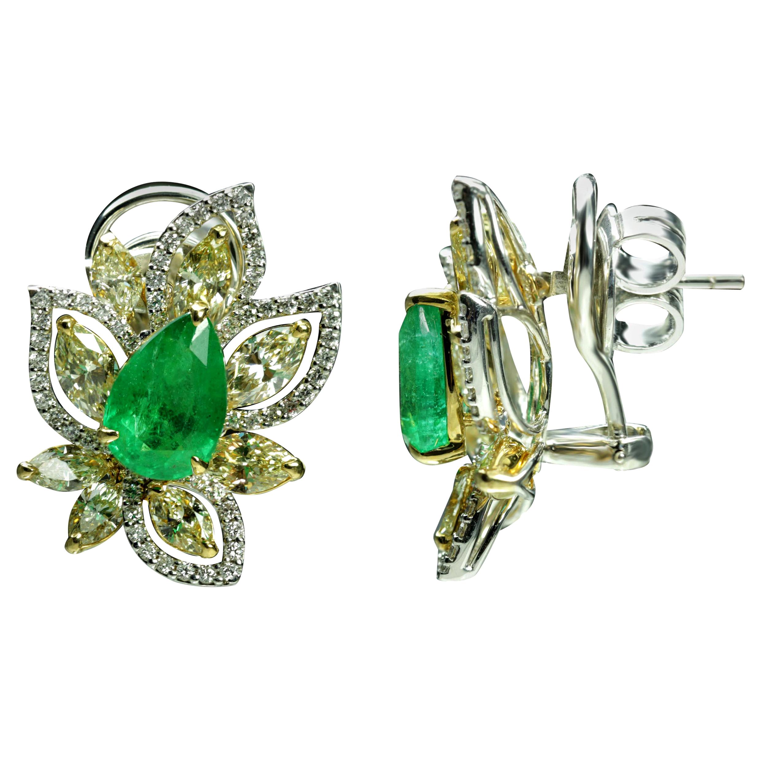 Studio Rêves Diamonds and Emeralds Floral Stud Earrings in 18 Karat Gold For Sale