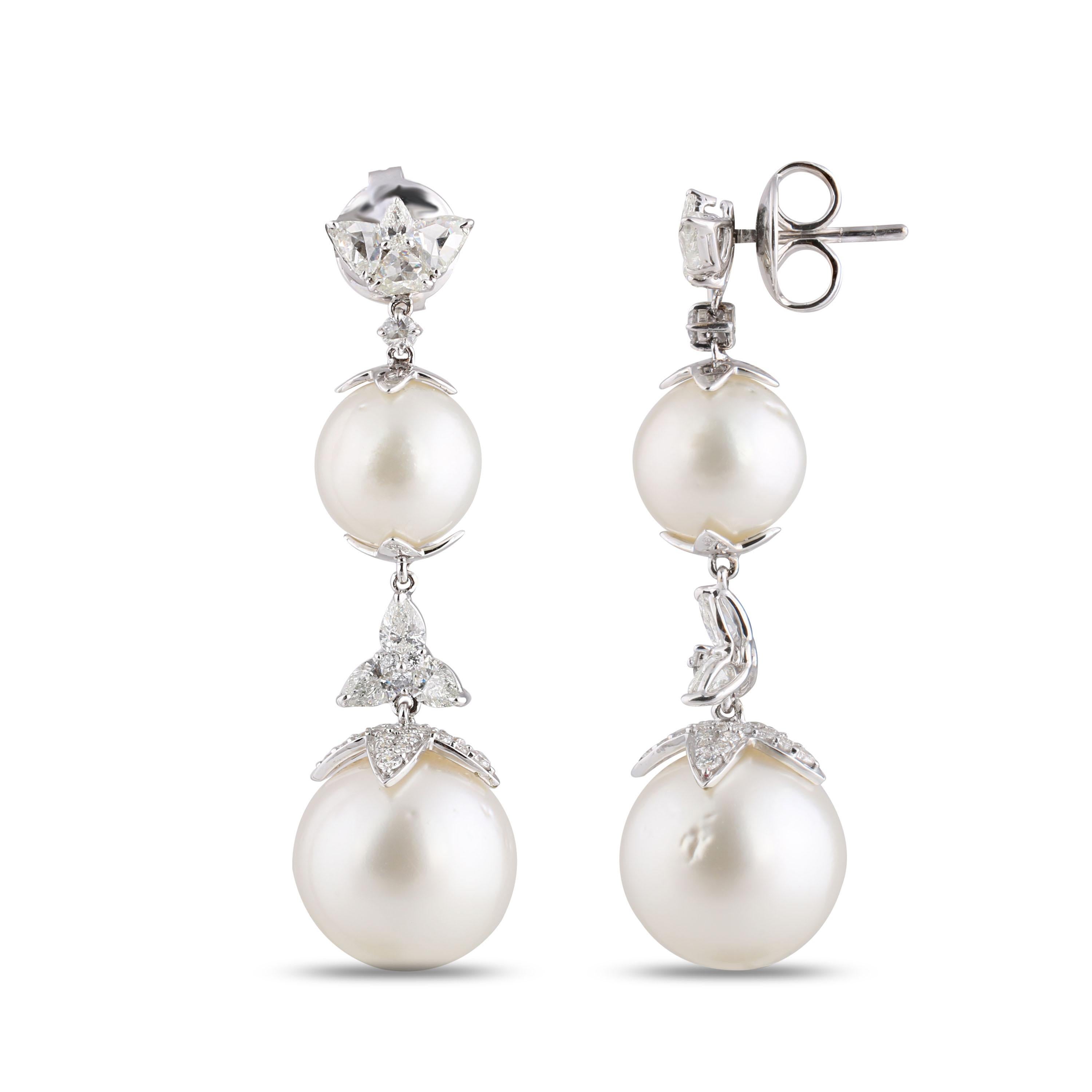Studio Rêves Diamonds and Pearls Dangling Earrings in 18 Karat Gold In New Condition In Mumbai, Maharashtra