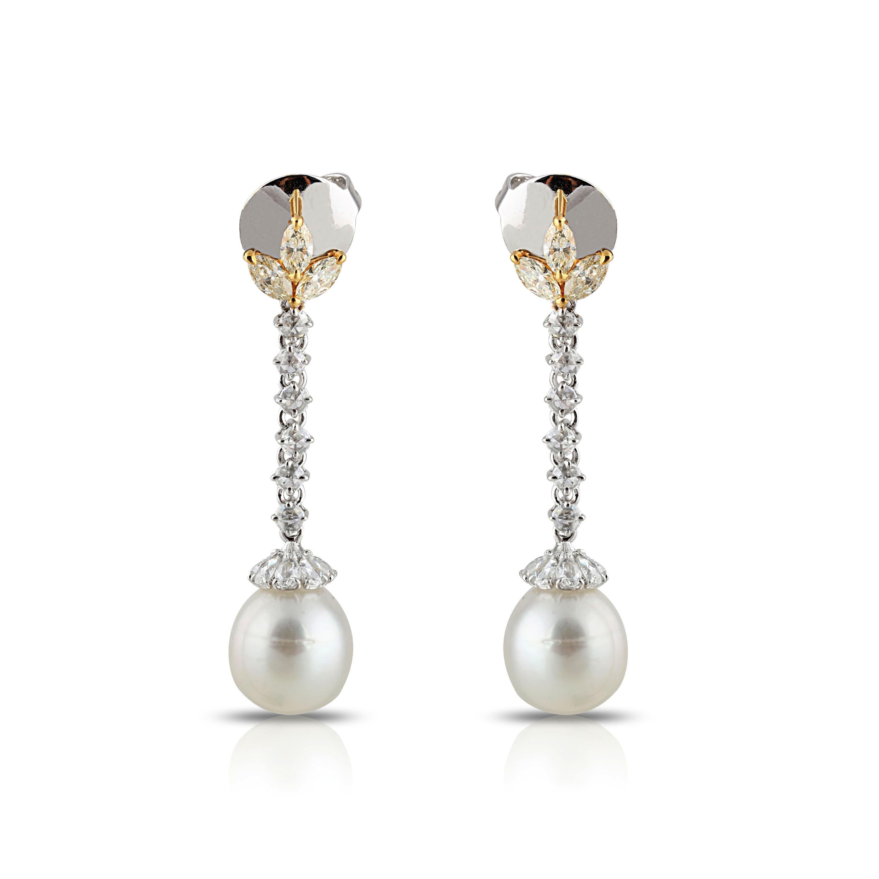 Studio Rêves Diamonds and South Sea Pearls Dangling Earrings in 18 Karat Gold In New Condition For Sale In Mumbai, Maharashtra