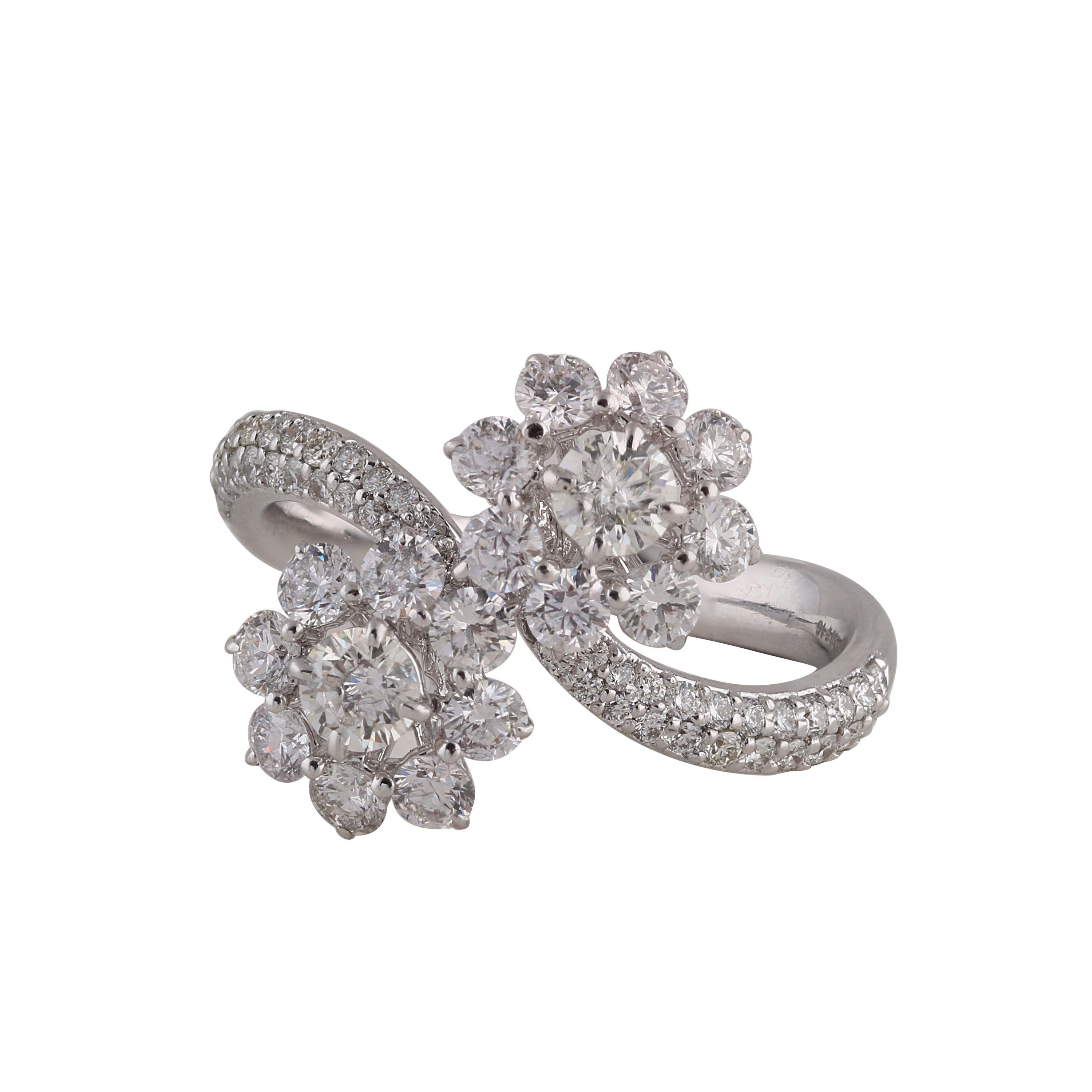 Round Cut Studio Rêves Diamonds Floral Cluster Ring in 18 Karat Gold For Sale