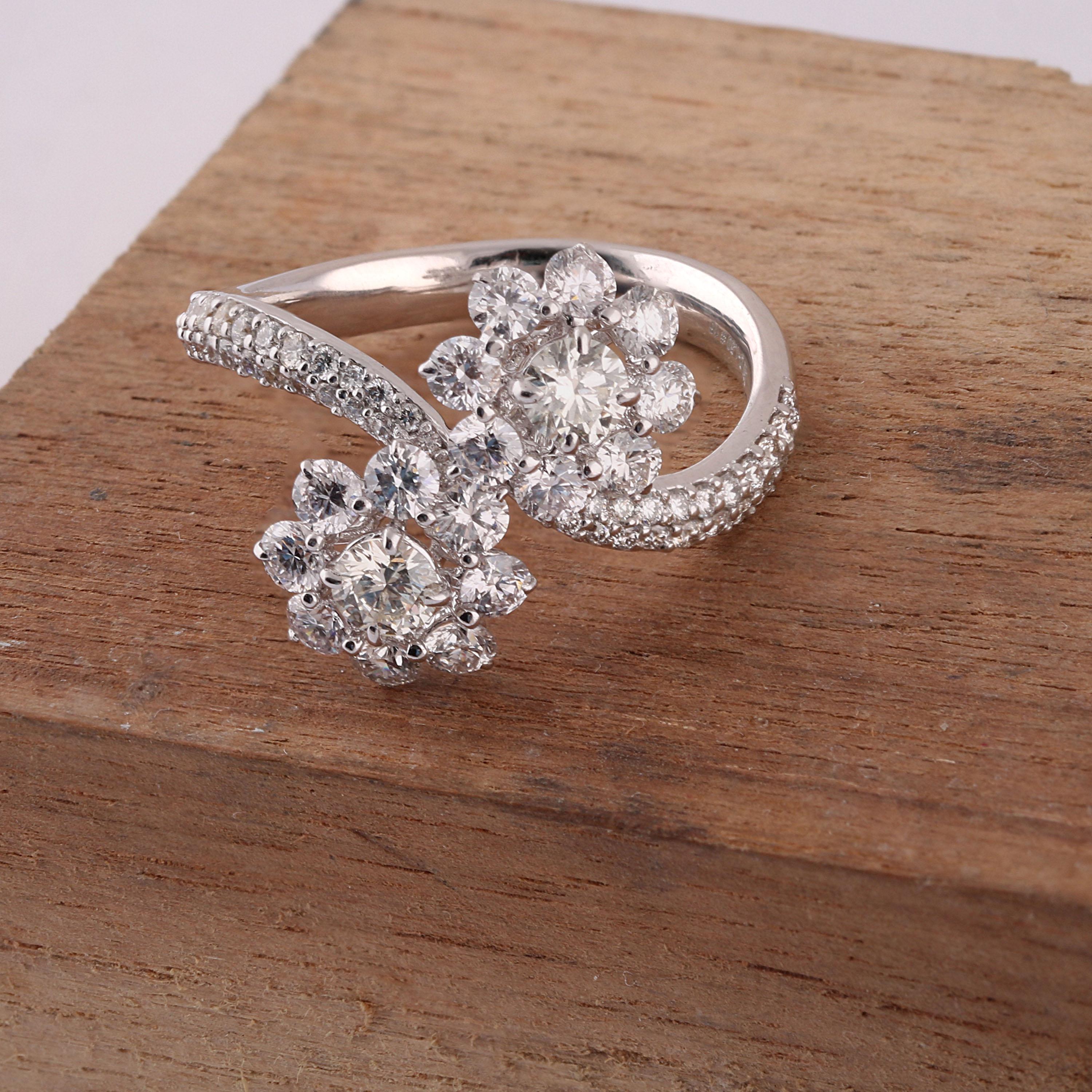 Studio Rêves Diamonds Floral Cluster Ring in 18 Karat Gold For Sale 2