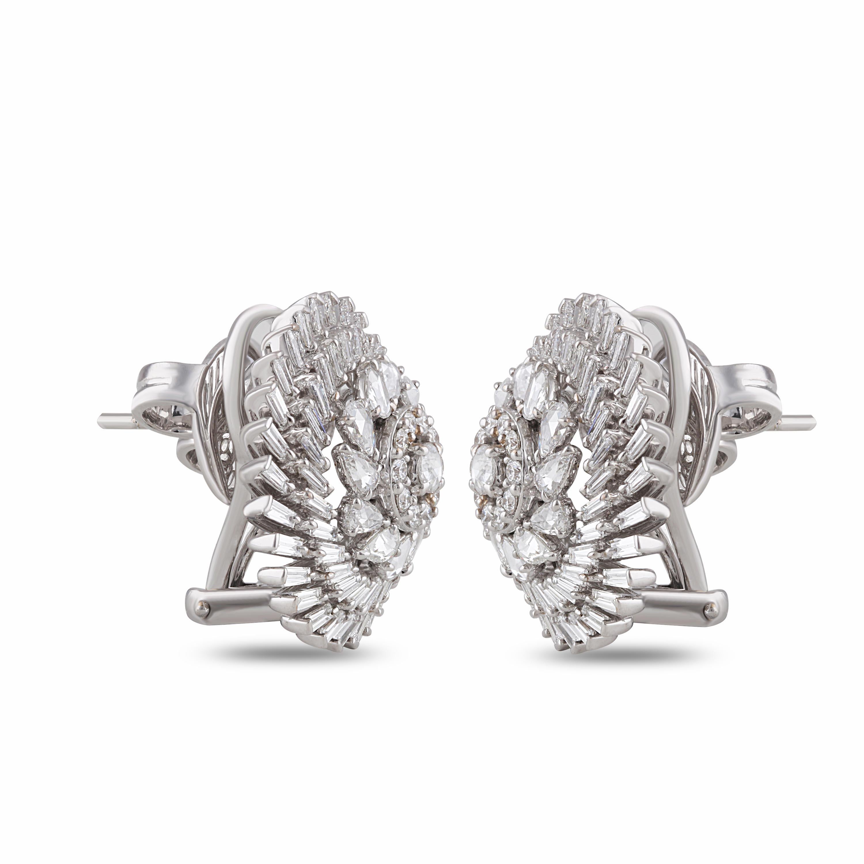 Studio Rêves Diamonds Boucles d'oreilles Snowflakes en or 18 carats Neuf - En vente à Mumbai, Maharashtra