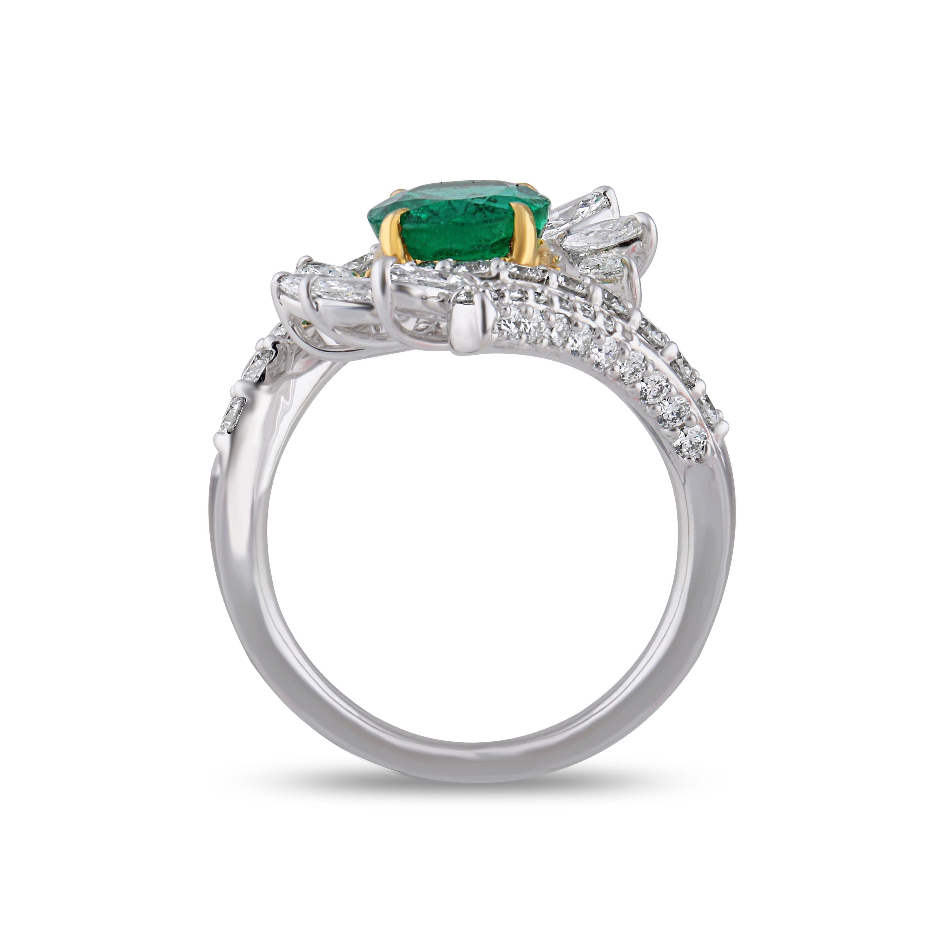 Studio Rêves Emerald and Diamond Ring in 18 Karat Gold For Sale 3