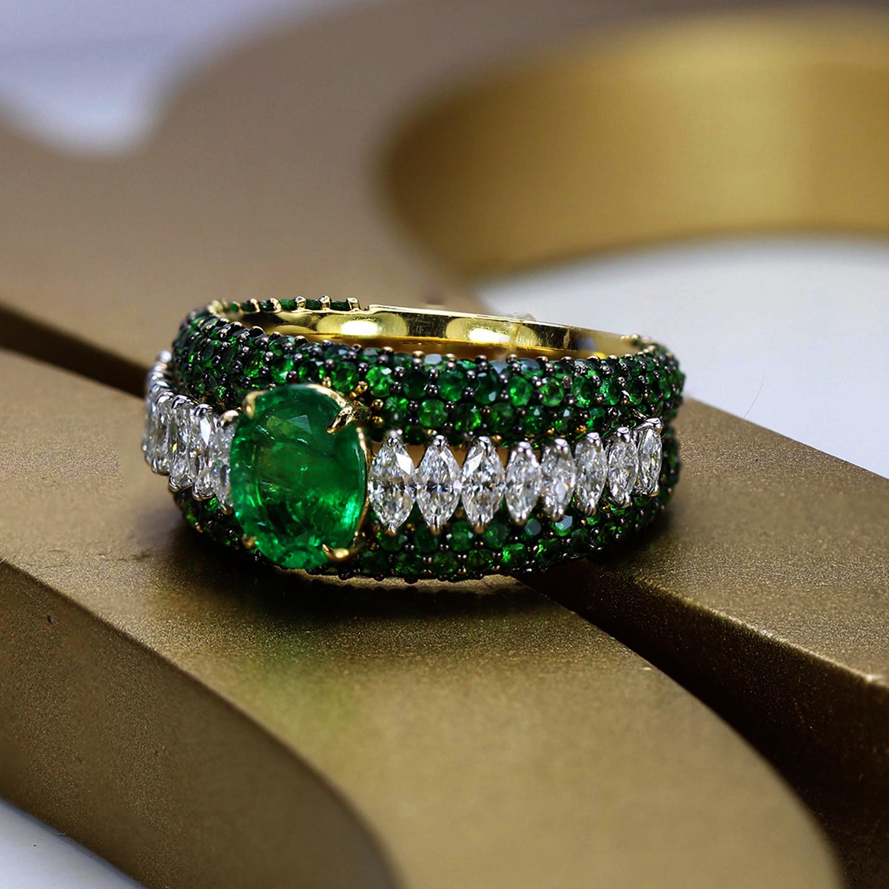 Studio Rêves Emerald and Marquise Diamond Band Ring in 18 Karat Gold For Sale 4