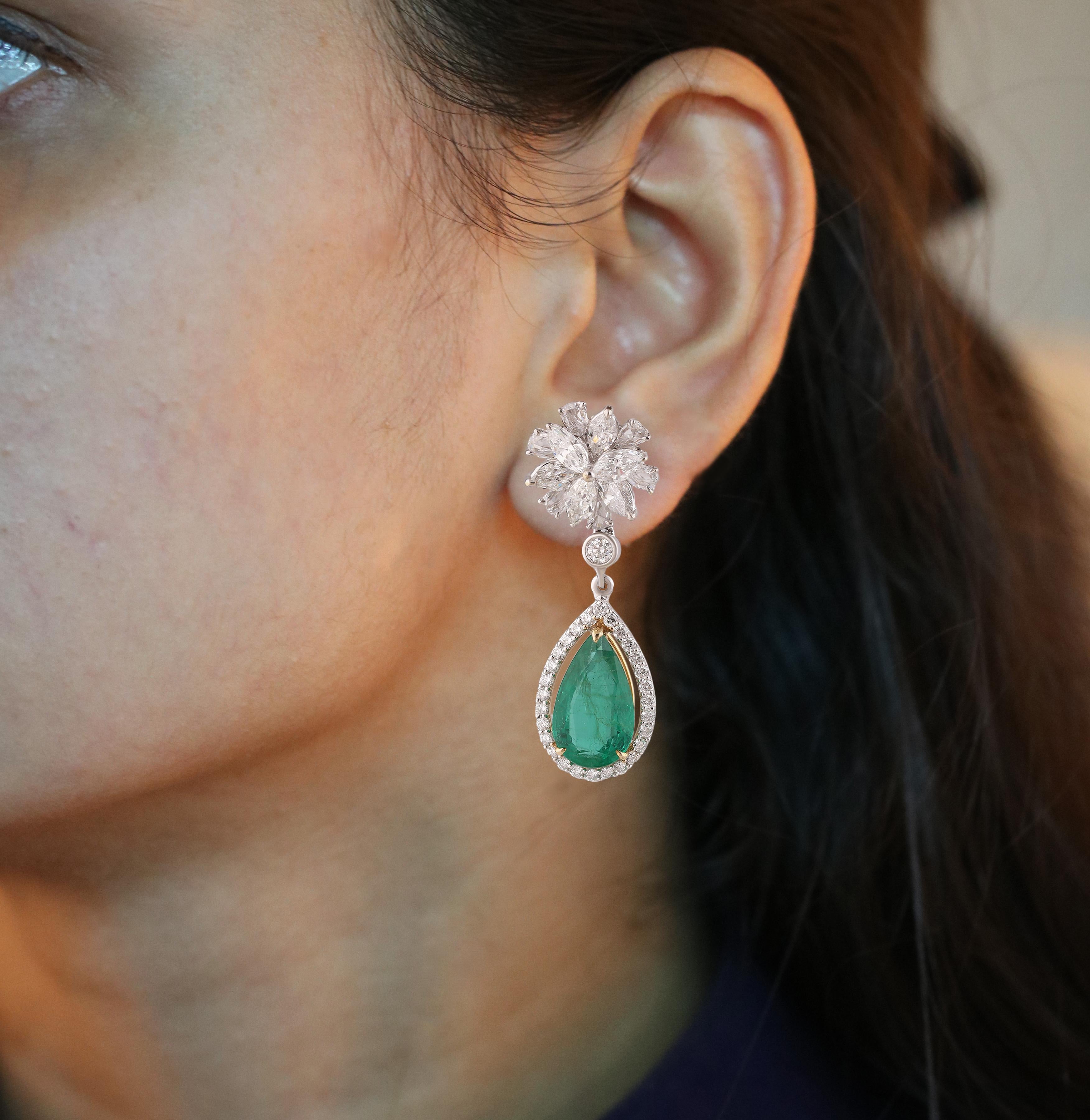 Moderne Studio Rêves Boucles d'oreilles Emerald Drop Fancy Diamond Studded en or 18 carats en vente