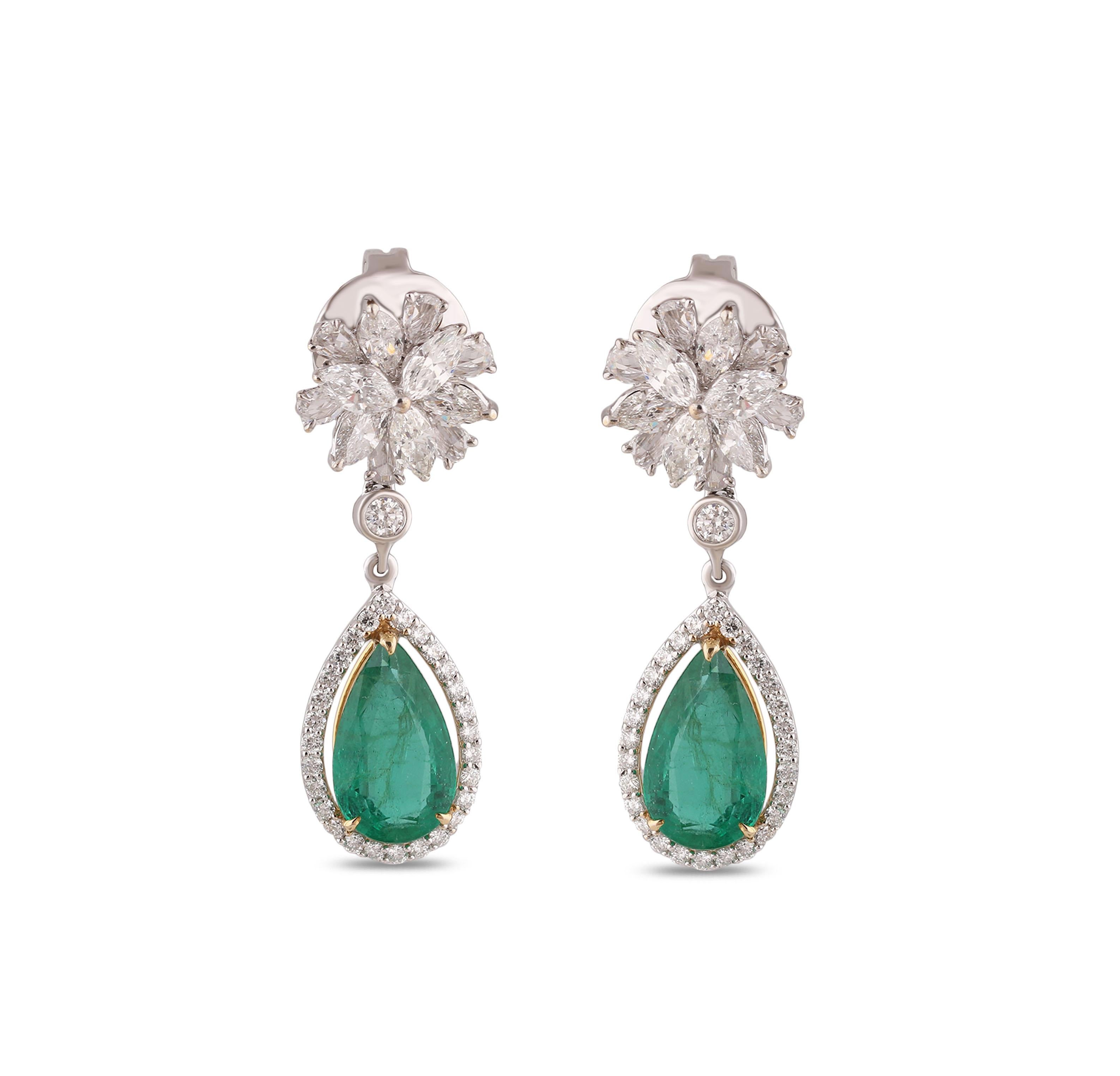 Studio Rêves Boucles d'oreilles Emerald Drop Fancy Diamond Studded en or 18 carats Pour femmes en vente