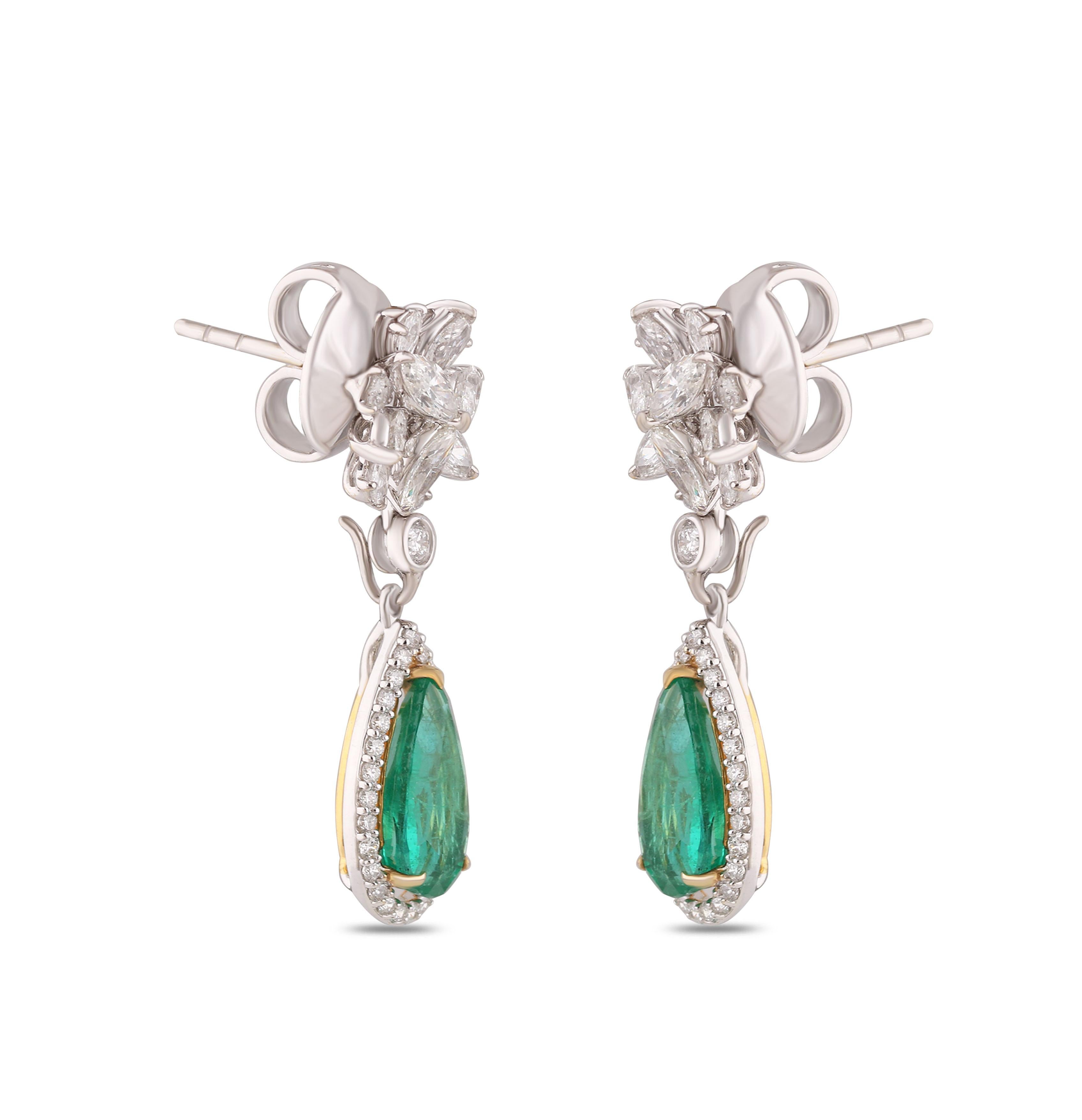 Studio Rêves Boucles d'oreilles Emerald Drop Fancy Diamond Studded en or 18 carats en vente 1