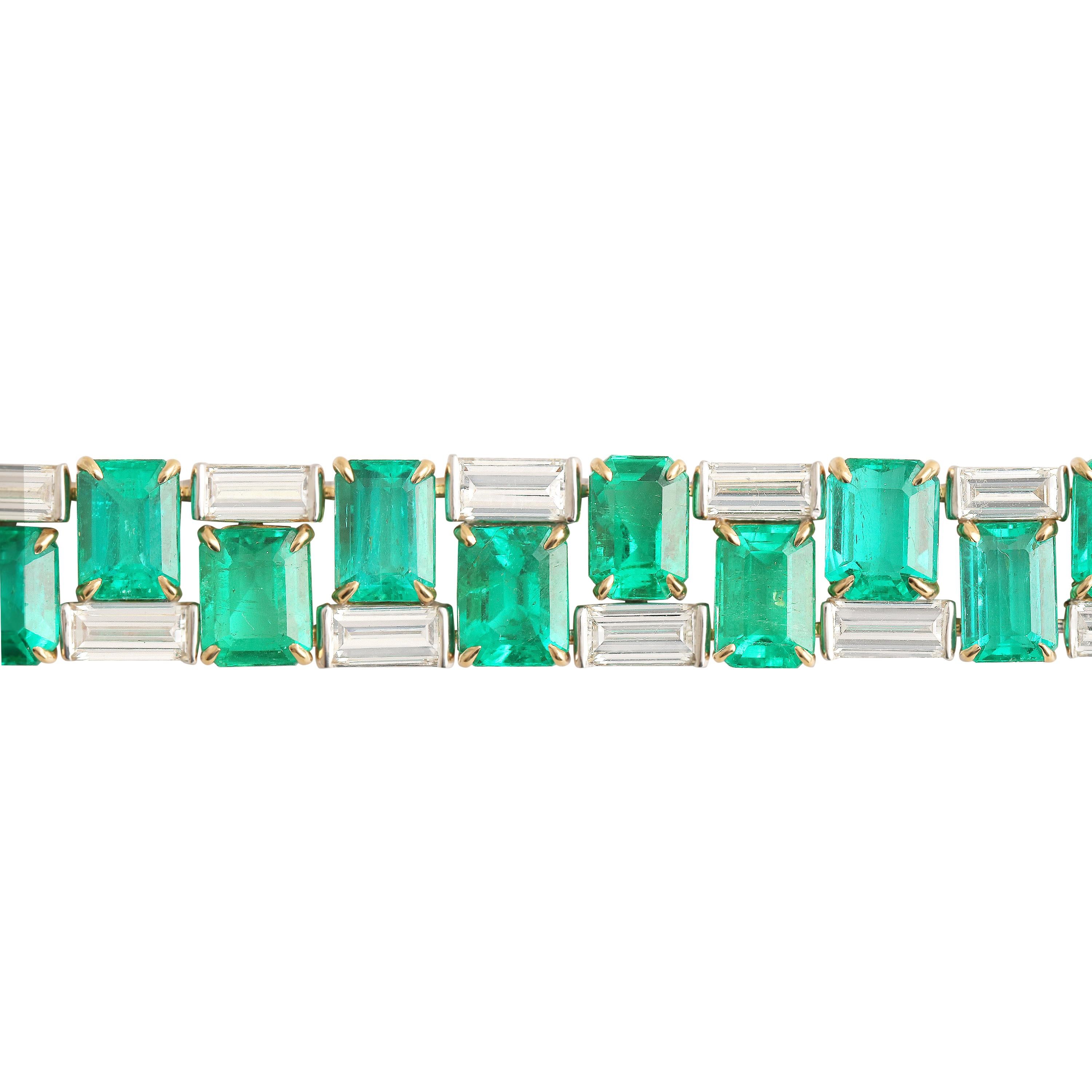 Esta llamativa pulsera de tenis muestra la audaz armonía de estructura y color a través de 24,94 quilates de esmeraldas talla esmeralda emparejadas con 6,36 quilates de diamantes baguette. Dispuestas en un elegante diseño de doble hilera, cada