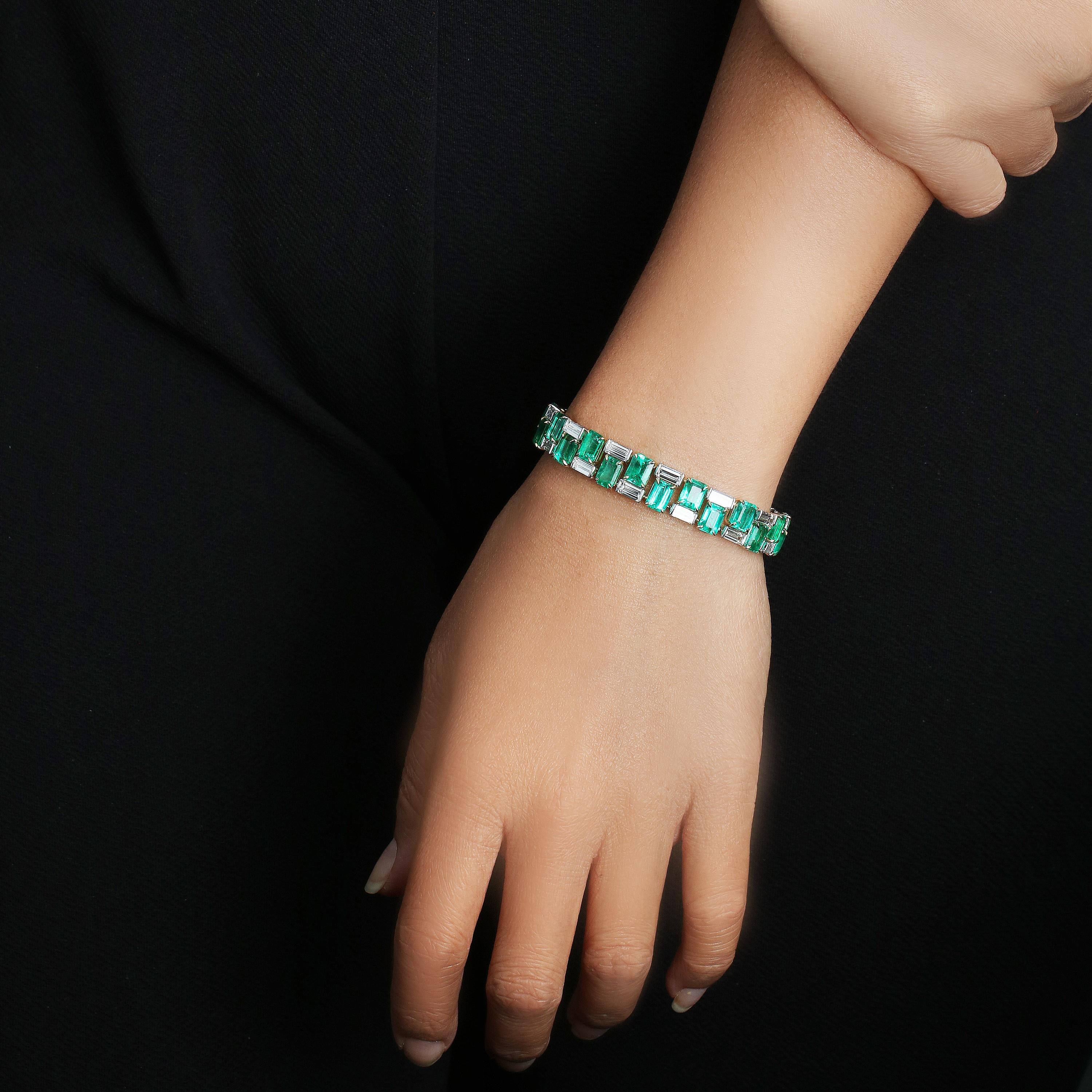 Studio Rêves Pulsera de tenis de dos filas con geometría esmeralda en oro de 18 quilates en Nuevo estado para la venta en Mumbai, Maharashtra