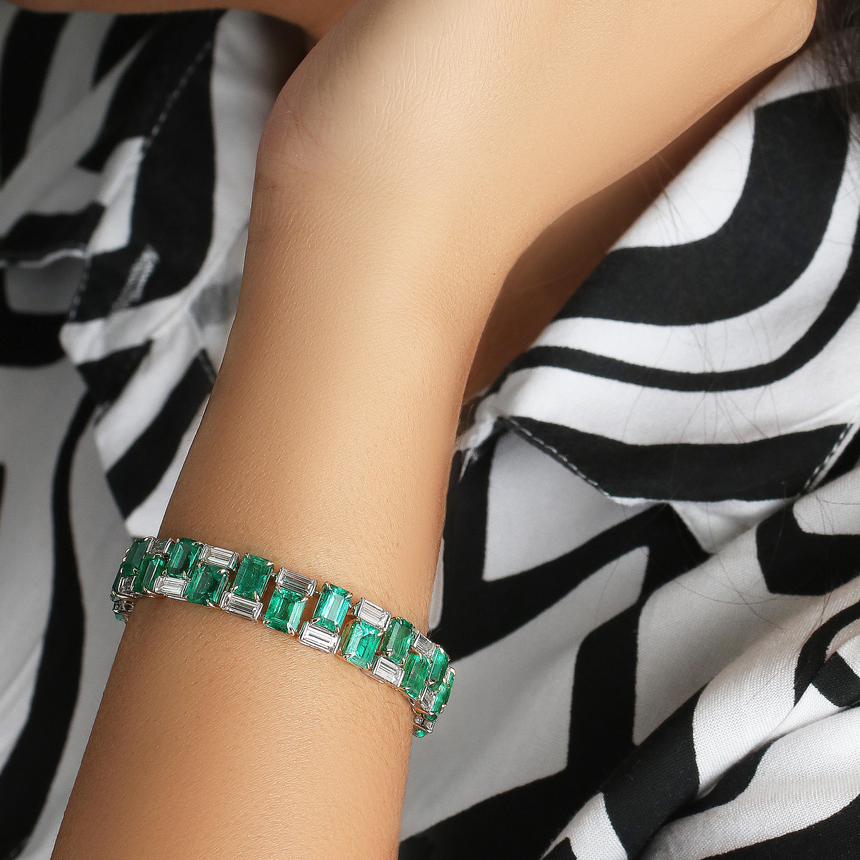 Studio Rêves Pulsera de tenis de dos filas con geometría esmeralda en oro de 18 quilates en venta 1