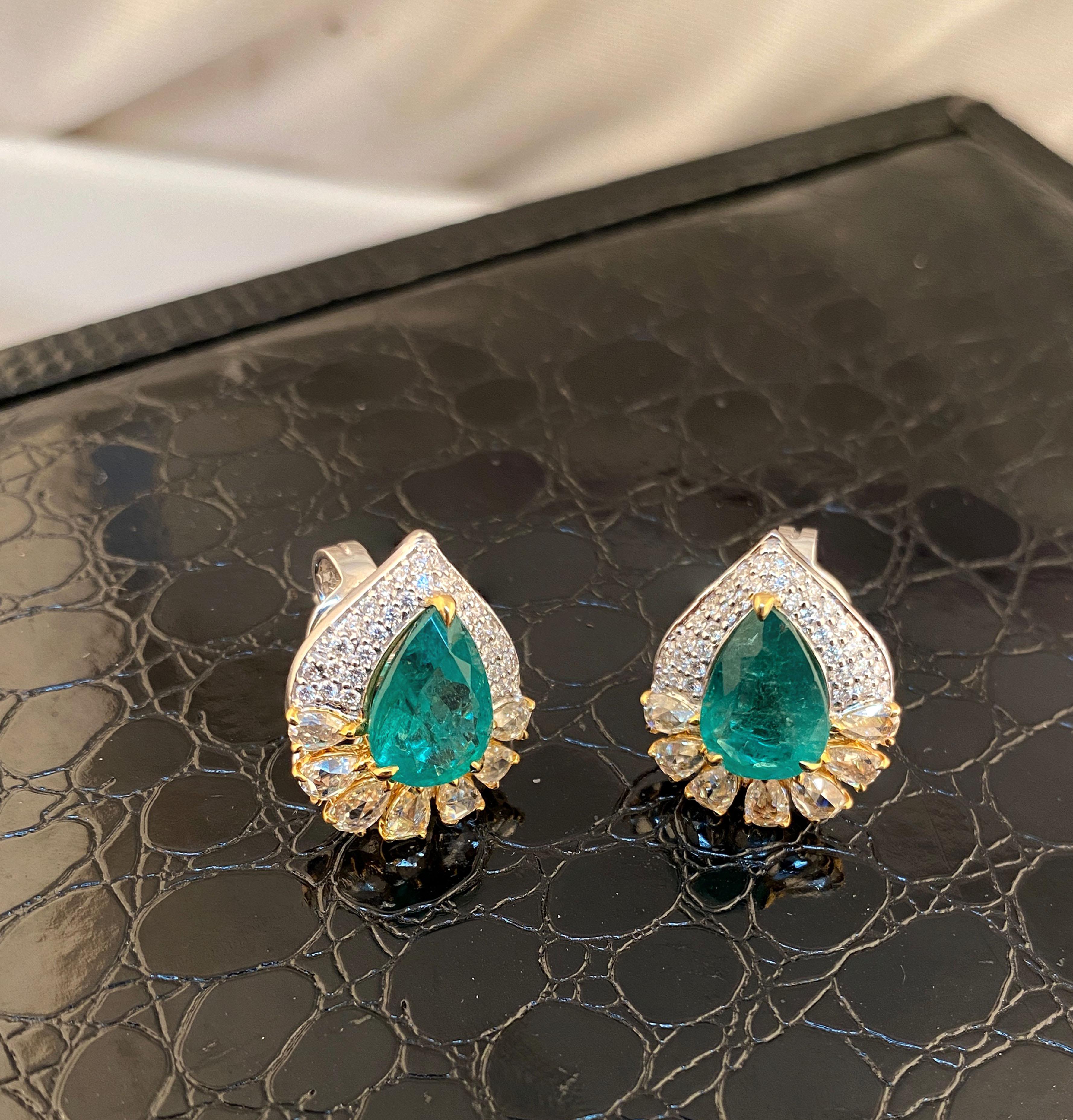 Studio Rêves Boucles d'oreilles poire émeraude en or blanc 18 carats en vente 4