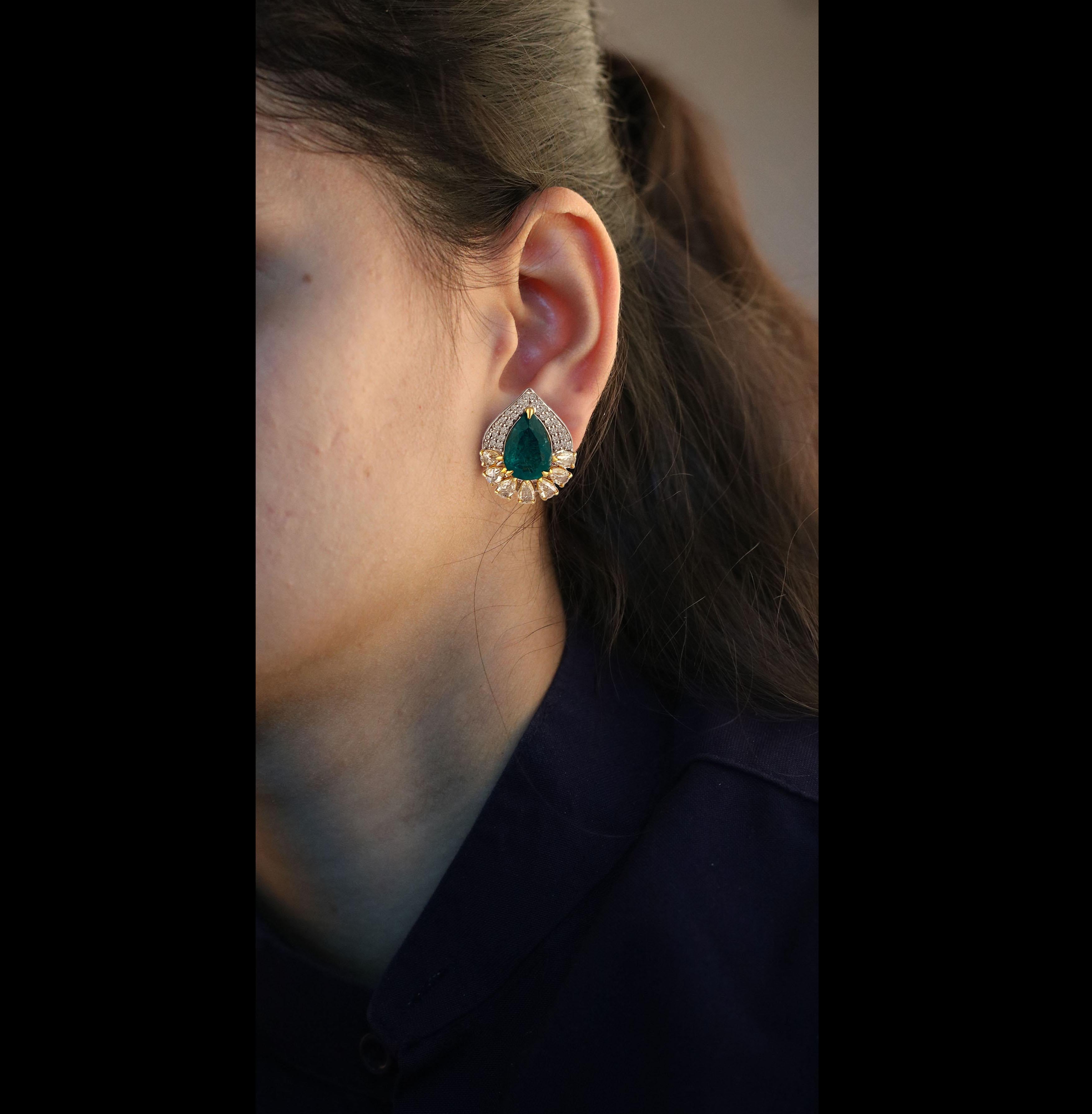 Moderne Studio Rêves Boucles d'oreilles poire émeraude en or blanc 18 carats en vente
