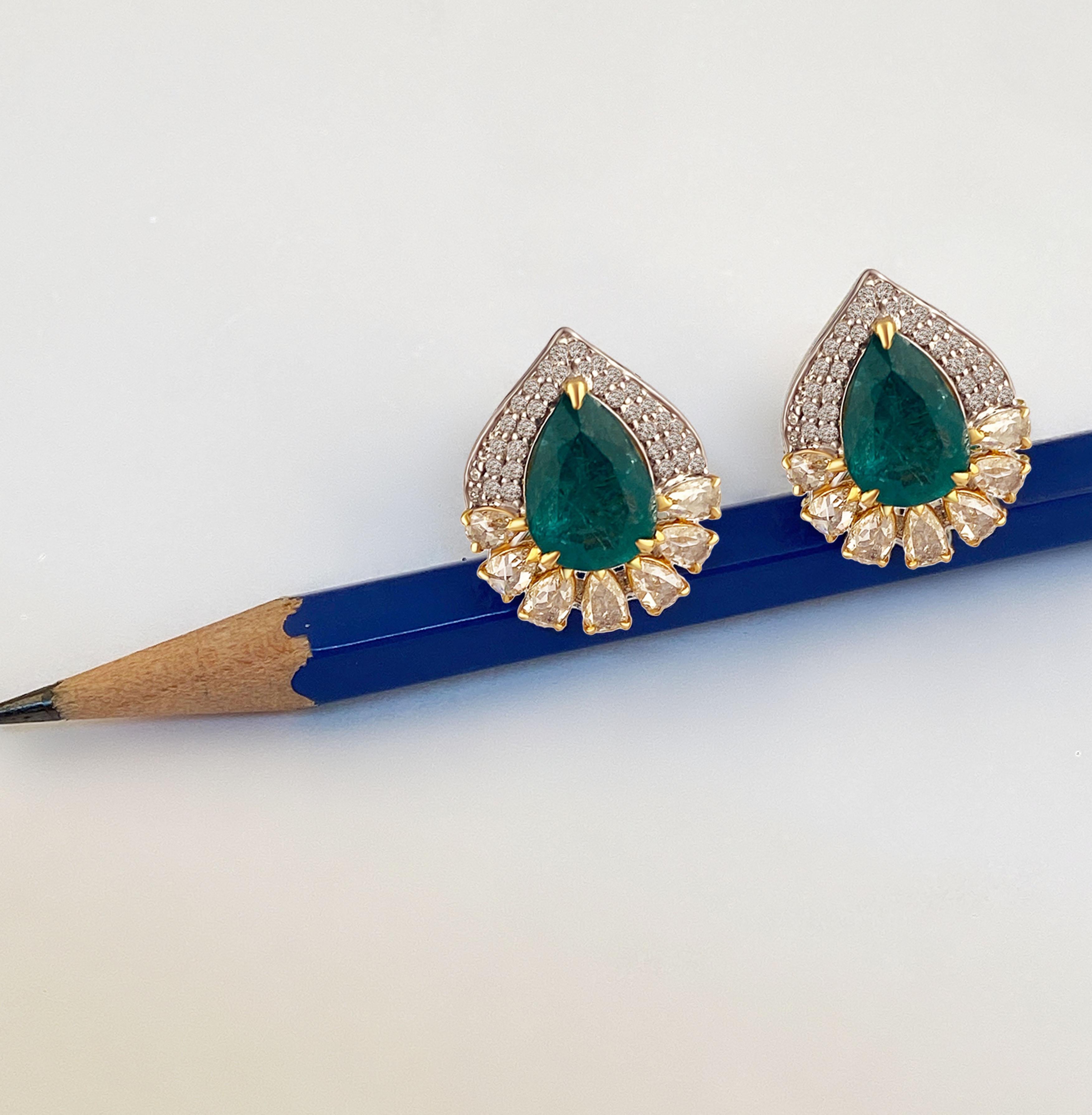 Studio Rêves Boucles d'oreilles poire émeraude en or blanc 18 carats Neuf - En vente à Mumbai, Maharashtra