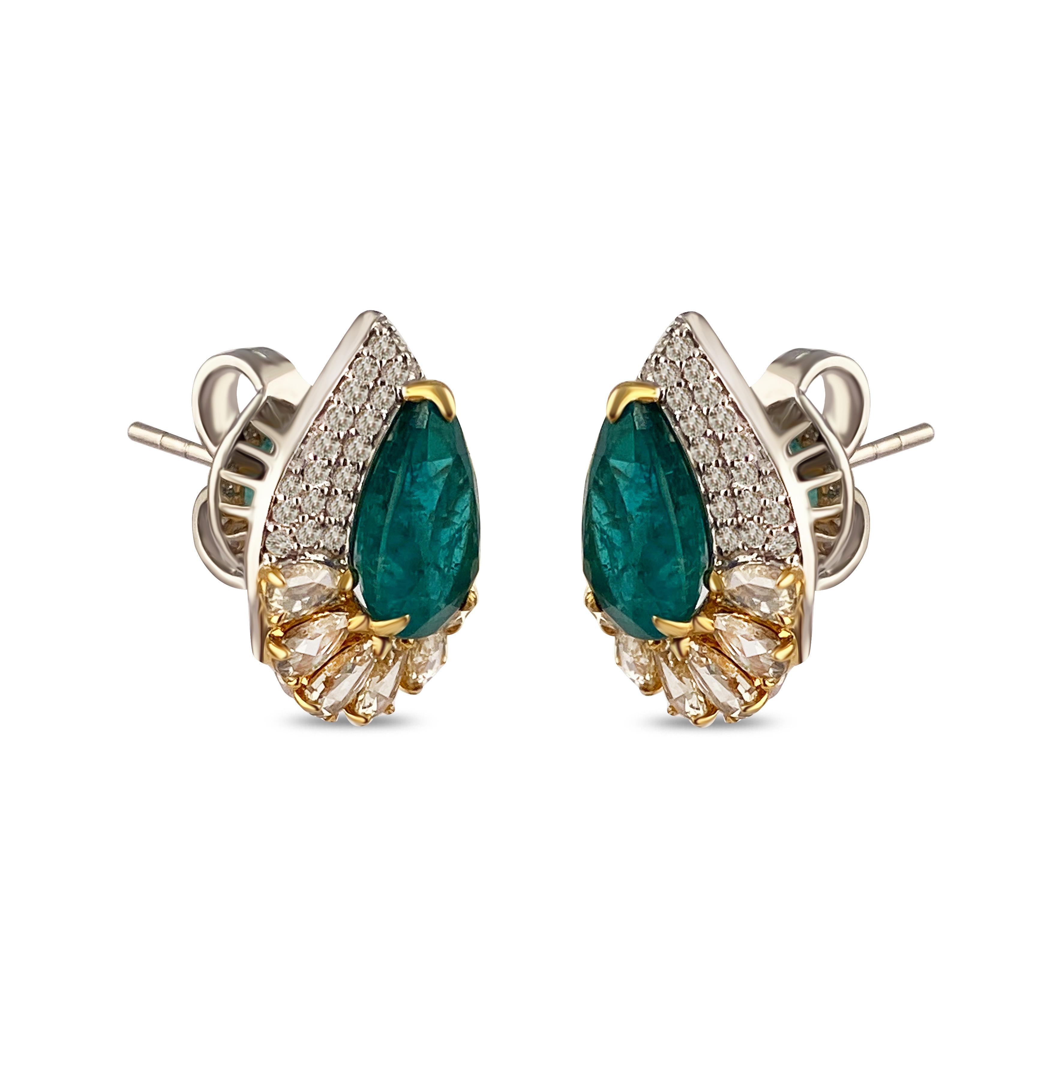 Studio Rêves Boucles d'oreilles poire émeraude en or blanc 18 carats en vente 1