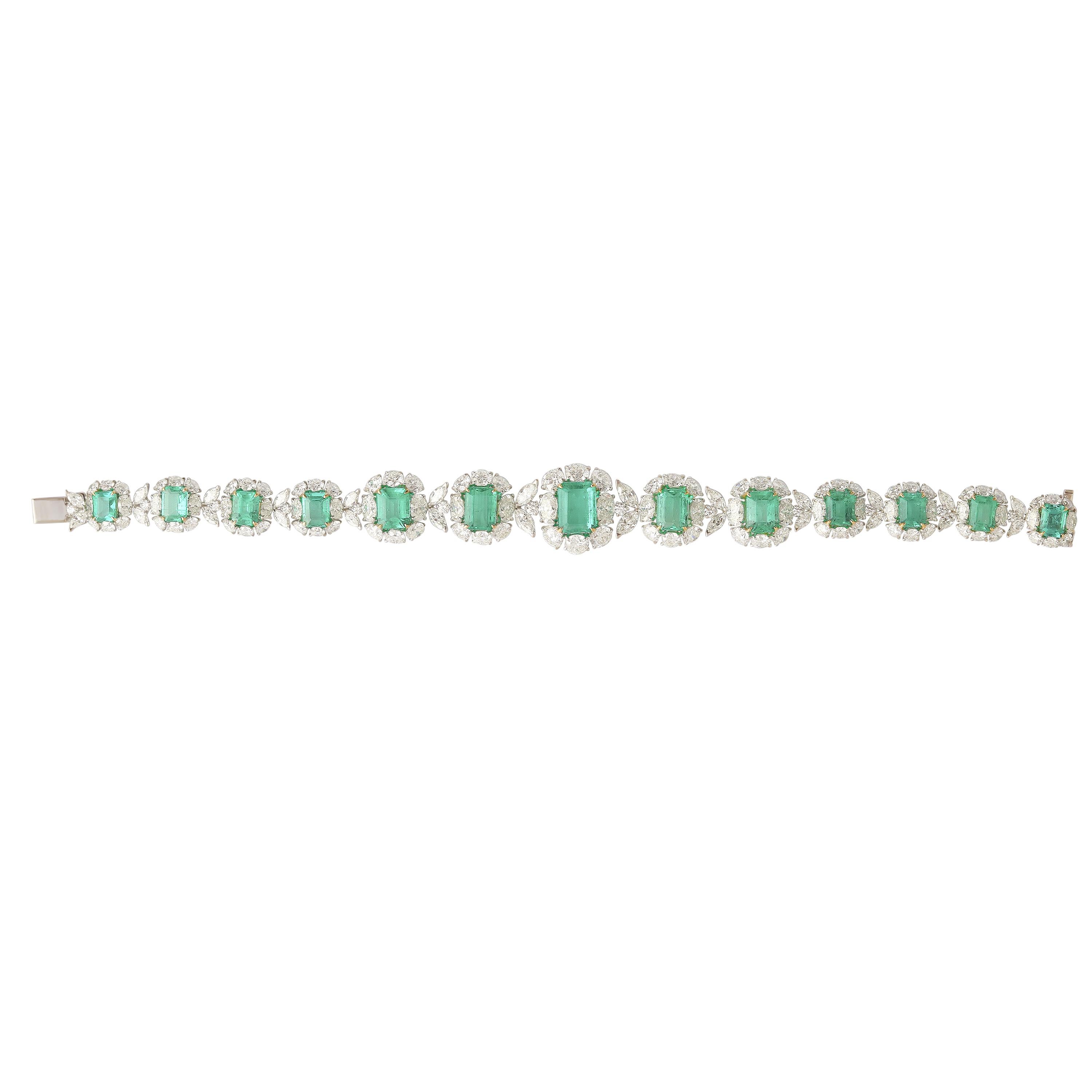 Esta pulsera de tenis, elaborada con regio aplomo, reúne la exuberante intensidad de 13,59 quilates de esmeraldas talla esmeralda y la resplandeciente elegancia de diamantes marquesa, ovalados y redondos que suman 18,14 quilates. Cada esmeralda