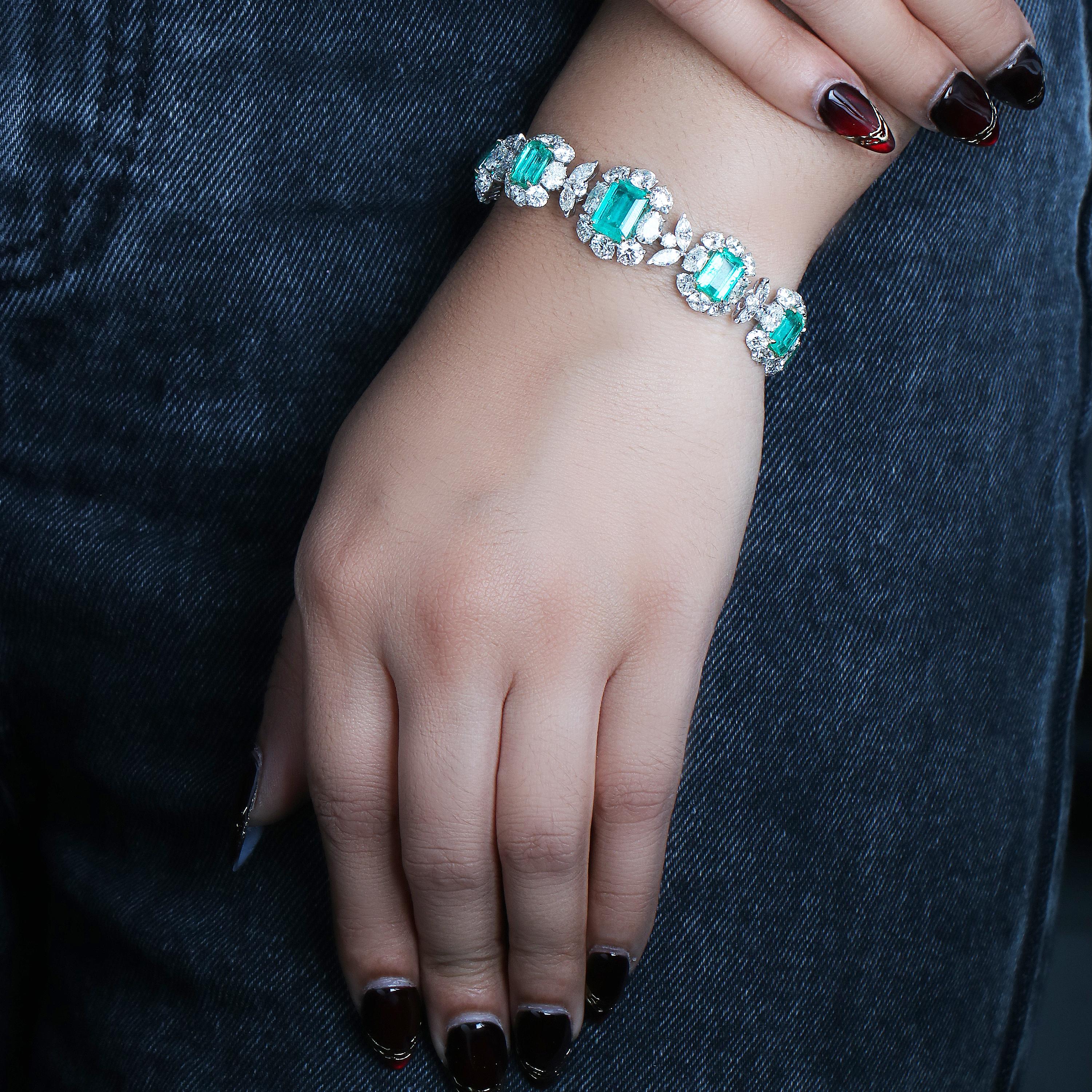 Studio Rêves Pulsera de tenis Resplandor Esmeralda con diamantes y oro de 18 quilates en Nuevo estado para la venta en Mumbai, Maharashtra