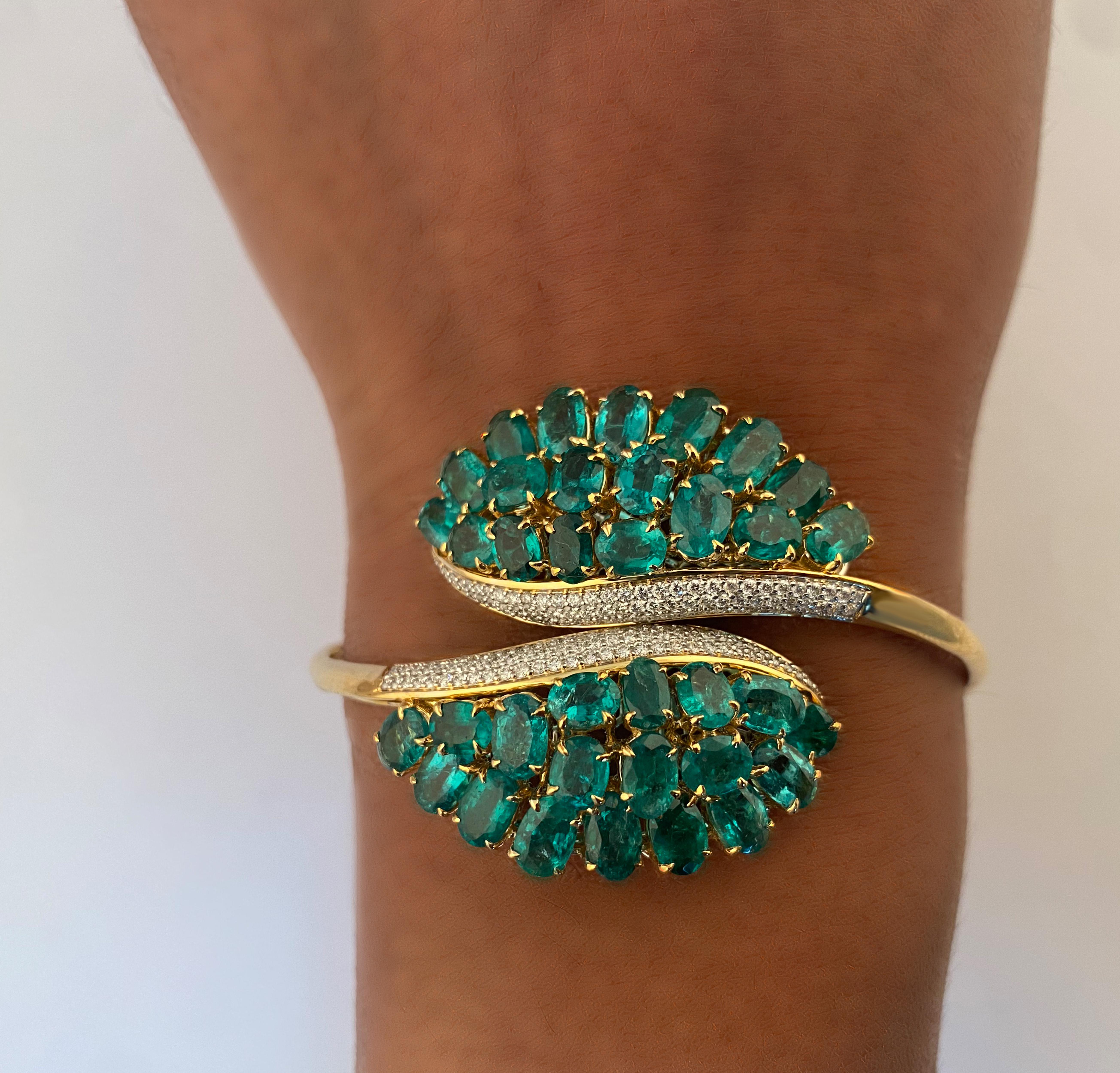 Poids brut : 24,21 grammes
Poids du diamant : 0,77 carats
Poids de l'émeraude : 13,24 carats
Taille du bracelet : 57.30 x 47.70 MM
Non classé pour l'instant. La certification IGI peut être effectuée sur demande.

D'autres vidéos et photos peuvent