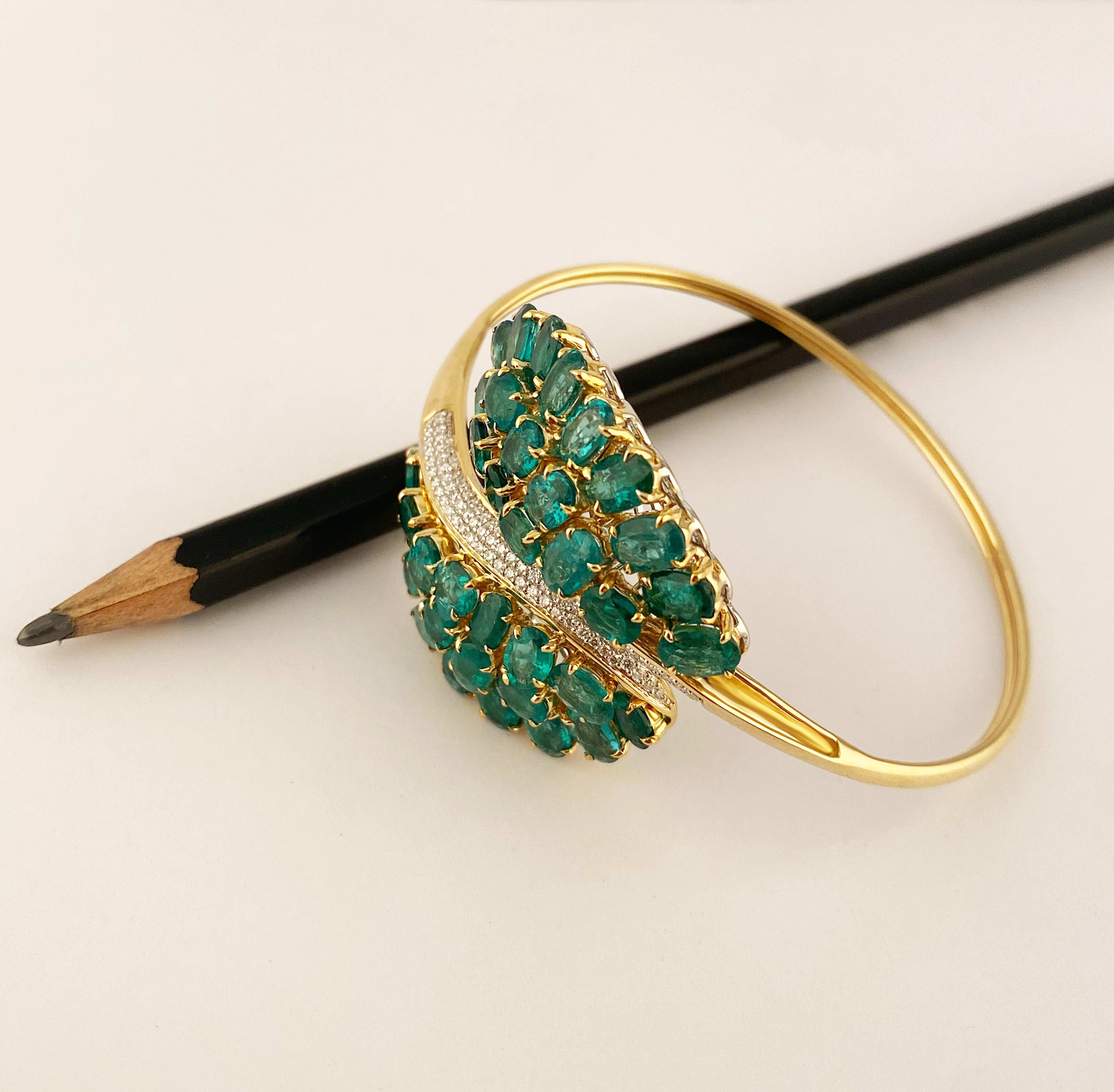 Taille ovale Studio Rêves Bracelet en or jaune 18 carats orné d'une grappe ovale d'émeraudes fantaisie en vente