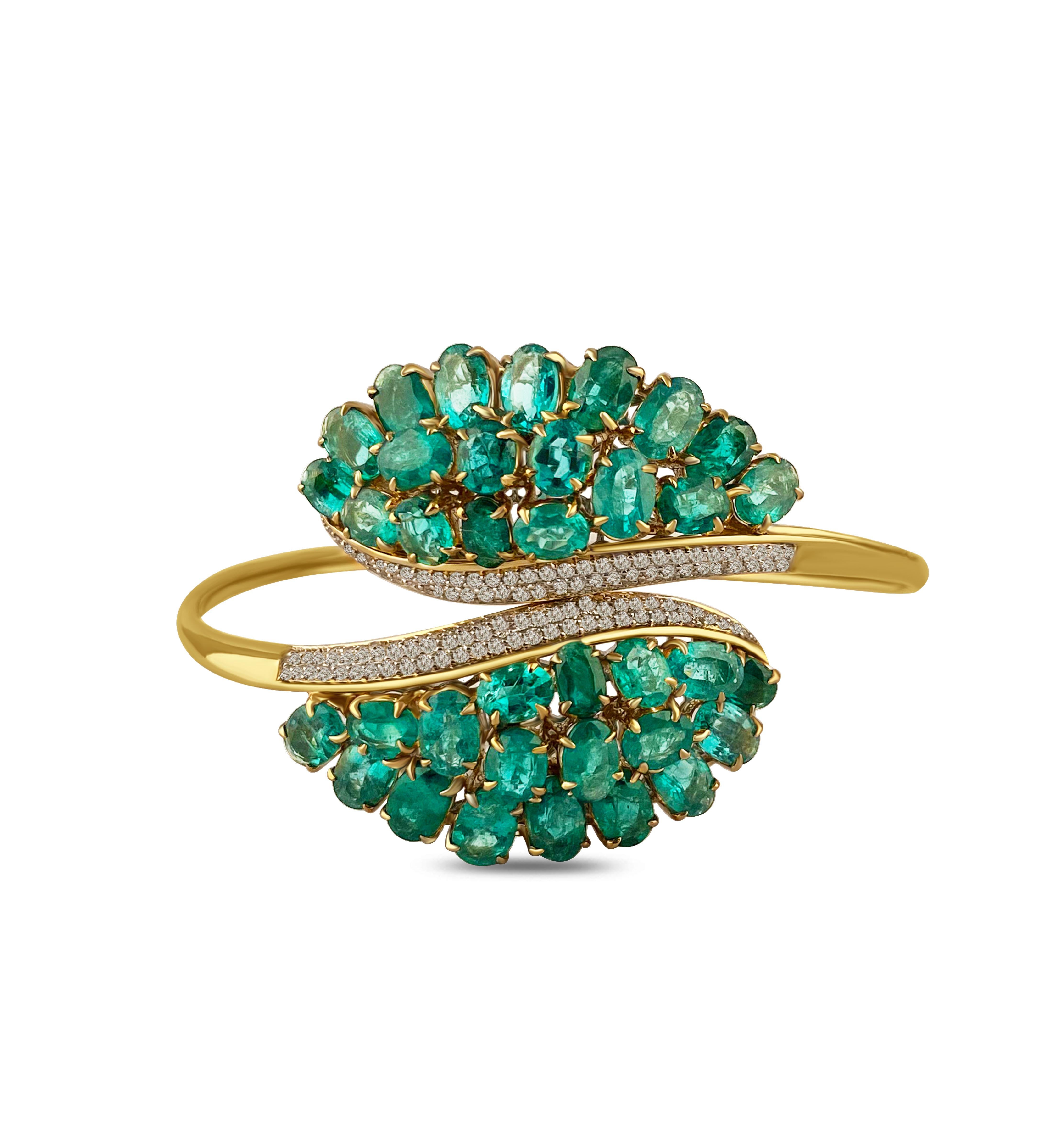 Studio Rêves Bracelet en or jaune 18 carats orné d'une grappe ovale d'émeraudes fantaisie Neuf - En vente à Mumbai, Maharashtra