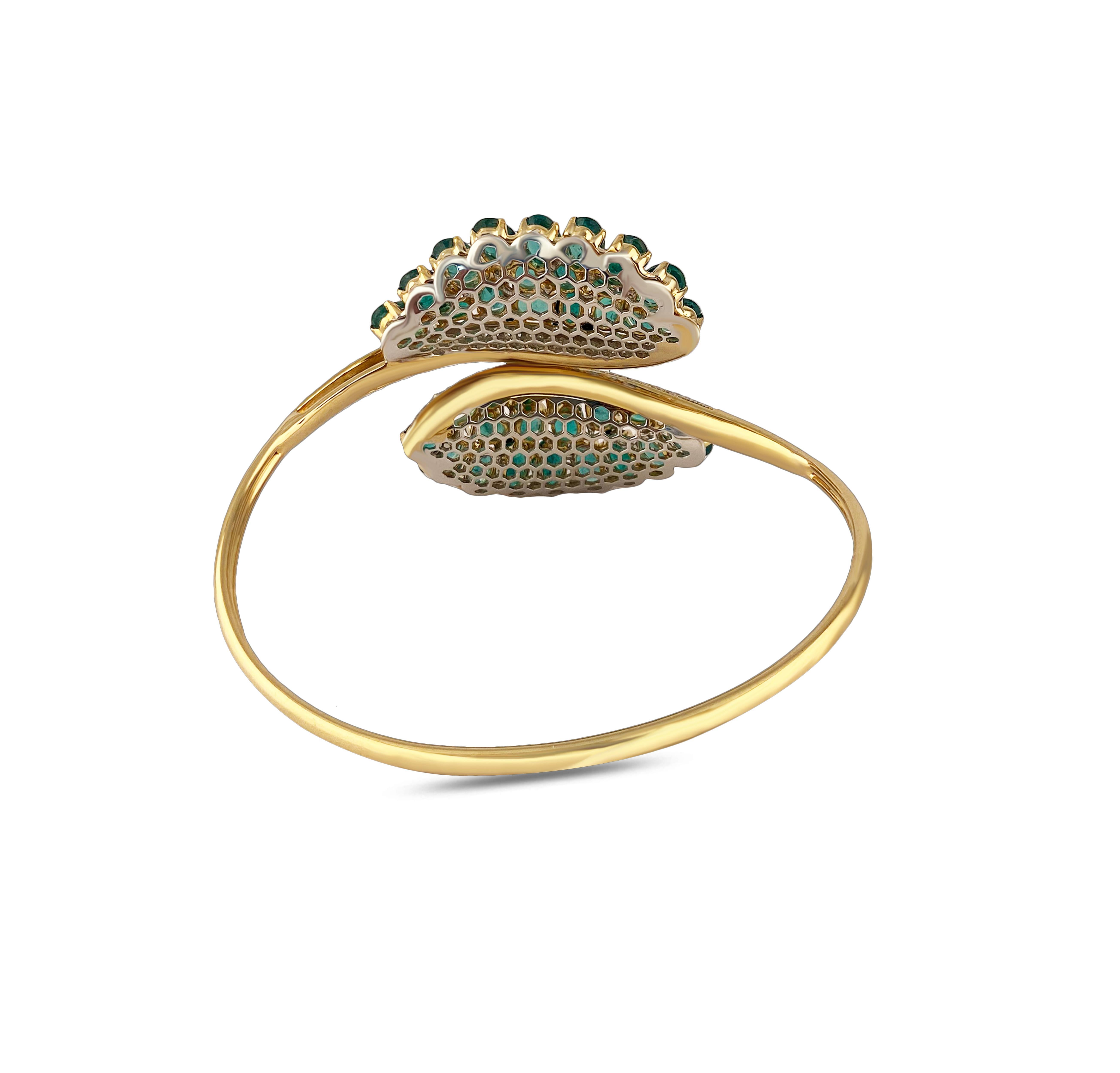 Studio Rêves Bracelet en or jaune 18 carats orné d'une grappe ovale d'émeraudes fantaisie en vente 2