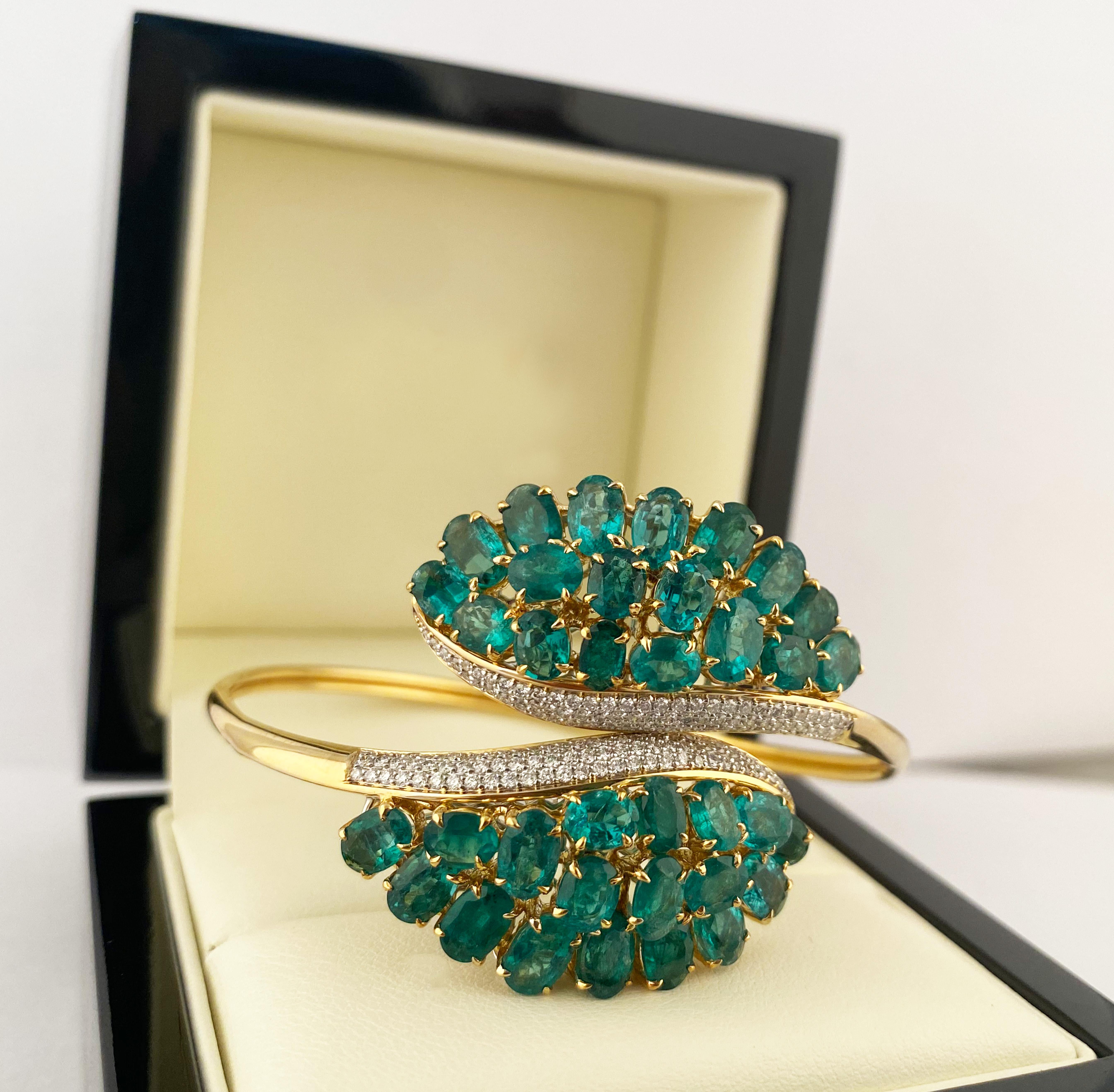 Studio Rêves Bracelet en or jaune 18 carats orné d'une grappe ovale d'émeraudes fantaisie en vente 3