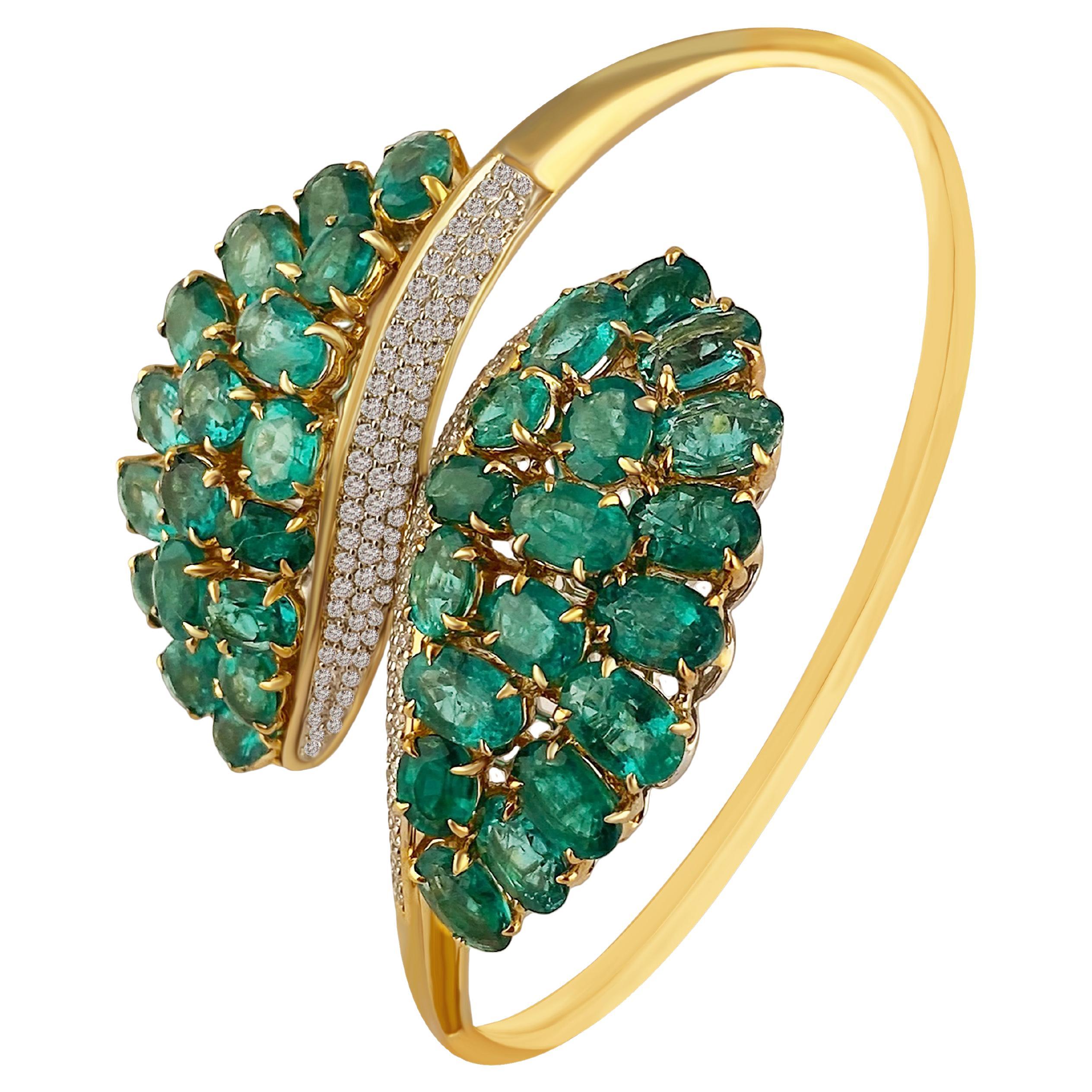 Studio Rêves Bracelet en or jaune 18 carats orné d'une grappe ovale d'émeraudes fantaisie en vente