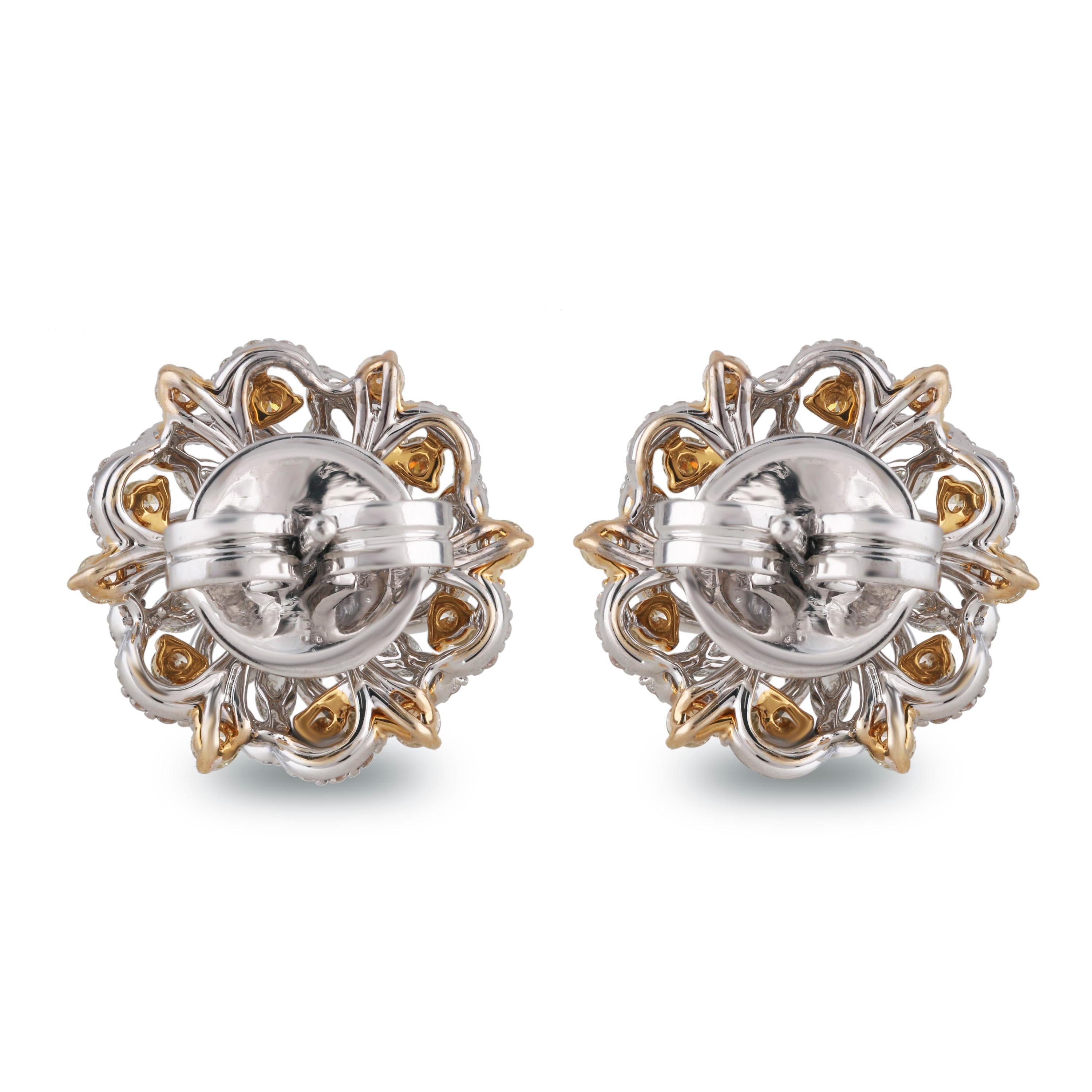 Women's Studio Rêves Floral Stud Earrings in Diamonds and 18 Karat Gold For Sale